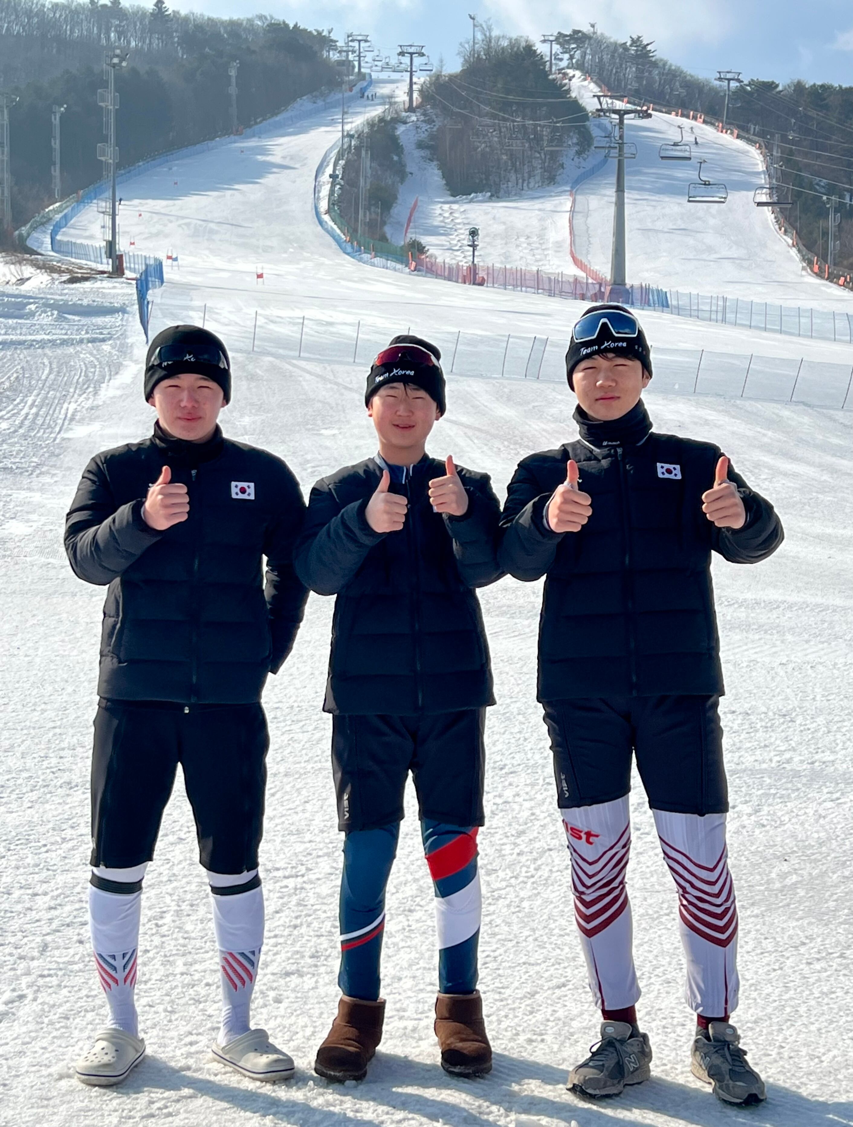 GSA 팀(조은화 감독) 소속 최마루, 임주한, 김도윤 알파인 스키 선수(왼쪽부터)가 제2회 한·중·일 청소년 동계스포츠 교류를 앞두고 훈련 중에 포즈를 취하고 있다.