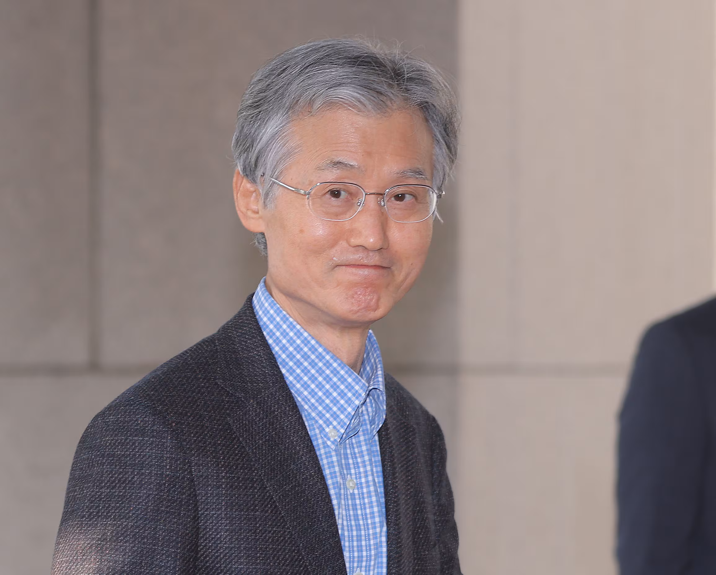 법왜곡죄와 재판소원제 도입, 대법관 증원을 뼈대로 하는 이른바 '사법개혁 3법'이 공포된 12일 조희대 대법원장이 서울 서초구 대법원으로 출근하고 있다. /연합뉴스