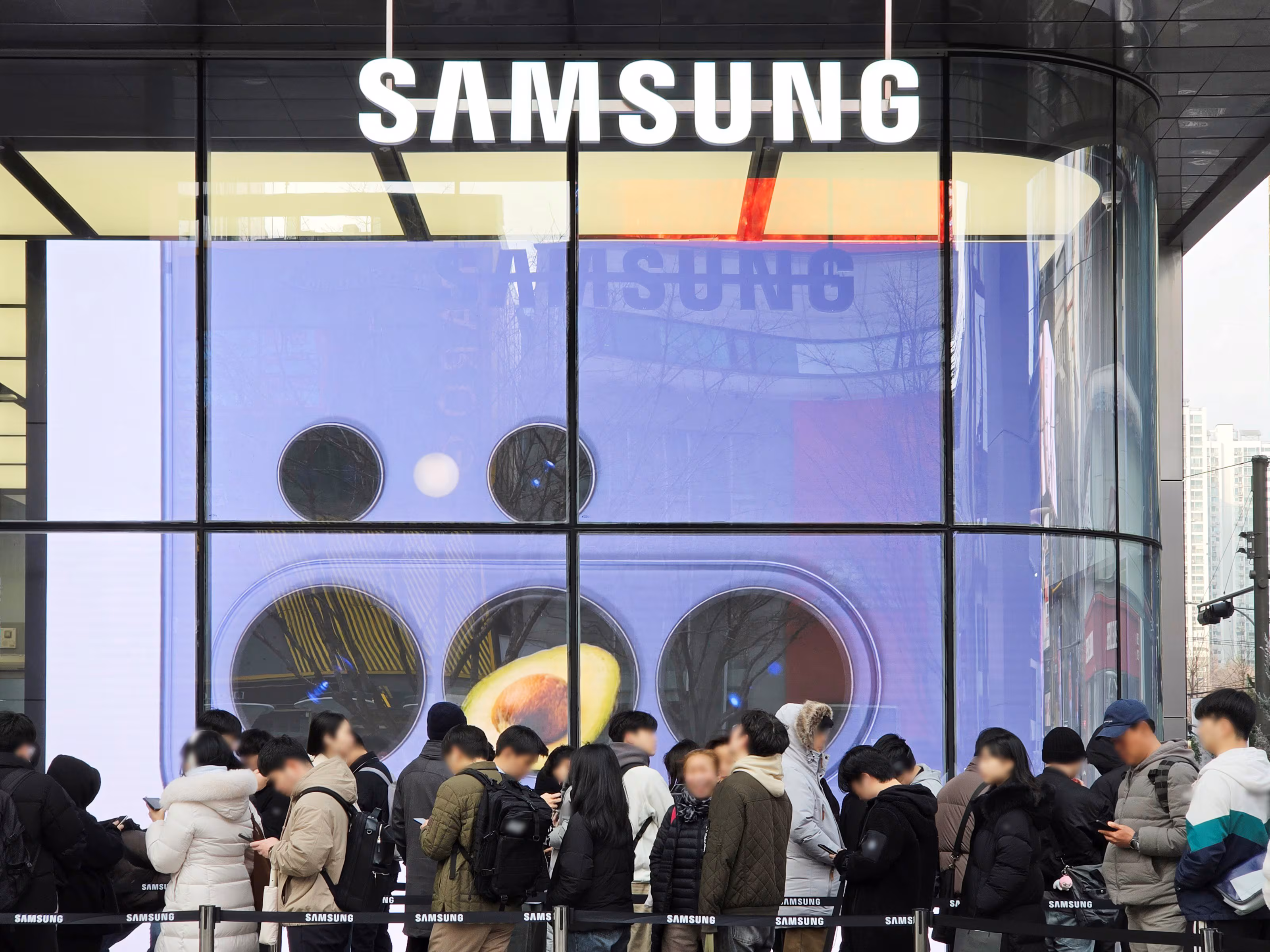 삼성전자가 지난달 27일부터 5일까지 진행한 갤럭시 S26 시리즈 국내 사전 판매에서 135만대를 기록했다고 6일 밝혔다. 사진은 '갤럭시 S26 시리즈' 사전 예약자들이 제품 수령을 위해 대기하고 있는 모습./삼성전자