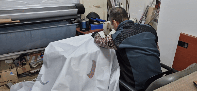 지난 25일 서울 중구 현수막 업체 사장이 현수막을 제작하고 있다./임희재 기자