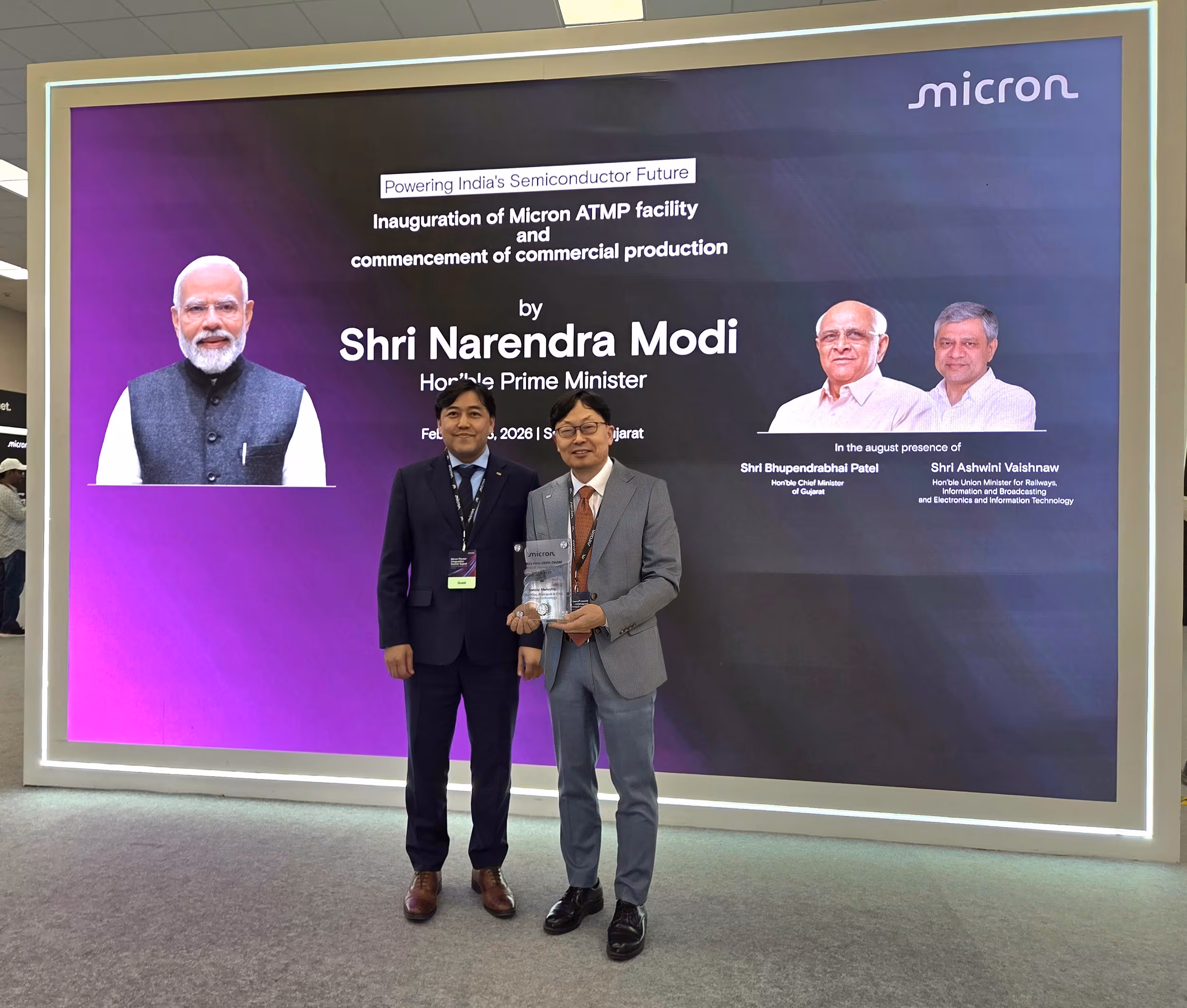 이종진 한미반도체 상무와 이명호 한미반도체 부사장이 2월 28일 마이크론의 인도 최초 반도체 공장 개소식에 참석해 기념패를 들어보이고 있다. 산자이 메르트라 마이크론 회장은 인도에서 생산한 DDR5 D램으로 만든 기념패를 한미반도체에 줬다./한미반도체