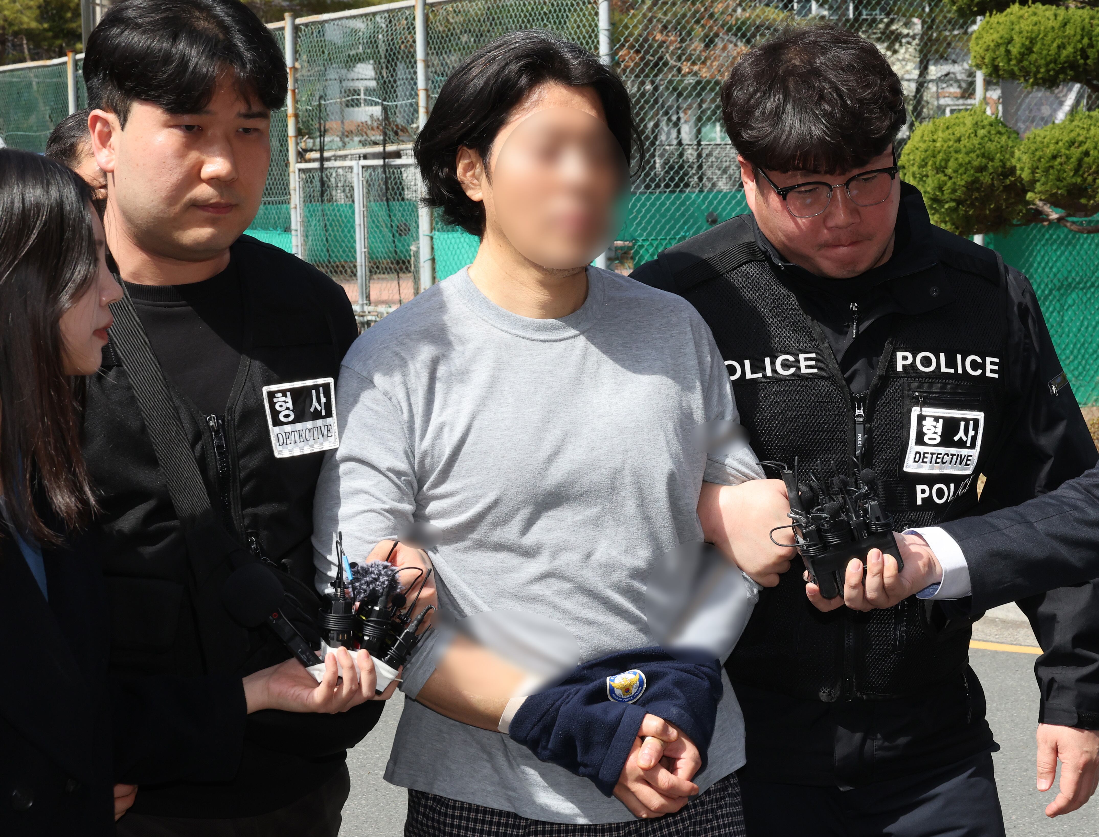 항공사 동료 기장을 흉기로 살해한 혐의를 받는 50대 전직 부기장 A 씨가 20일 오후 부산 연제구 부산지방법원에서 열린 구속 전 피의자 심문(영장실질심사)에 출석하고 있다. /뉴스1