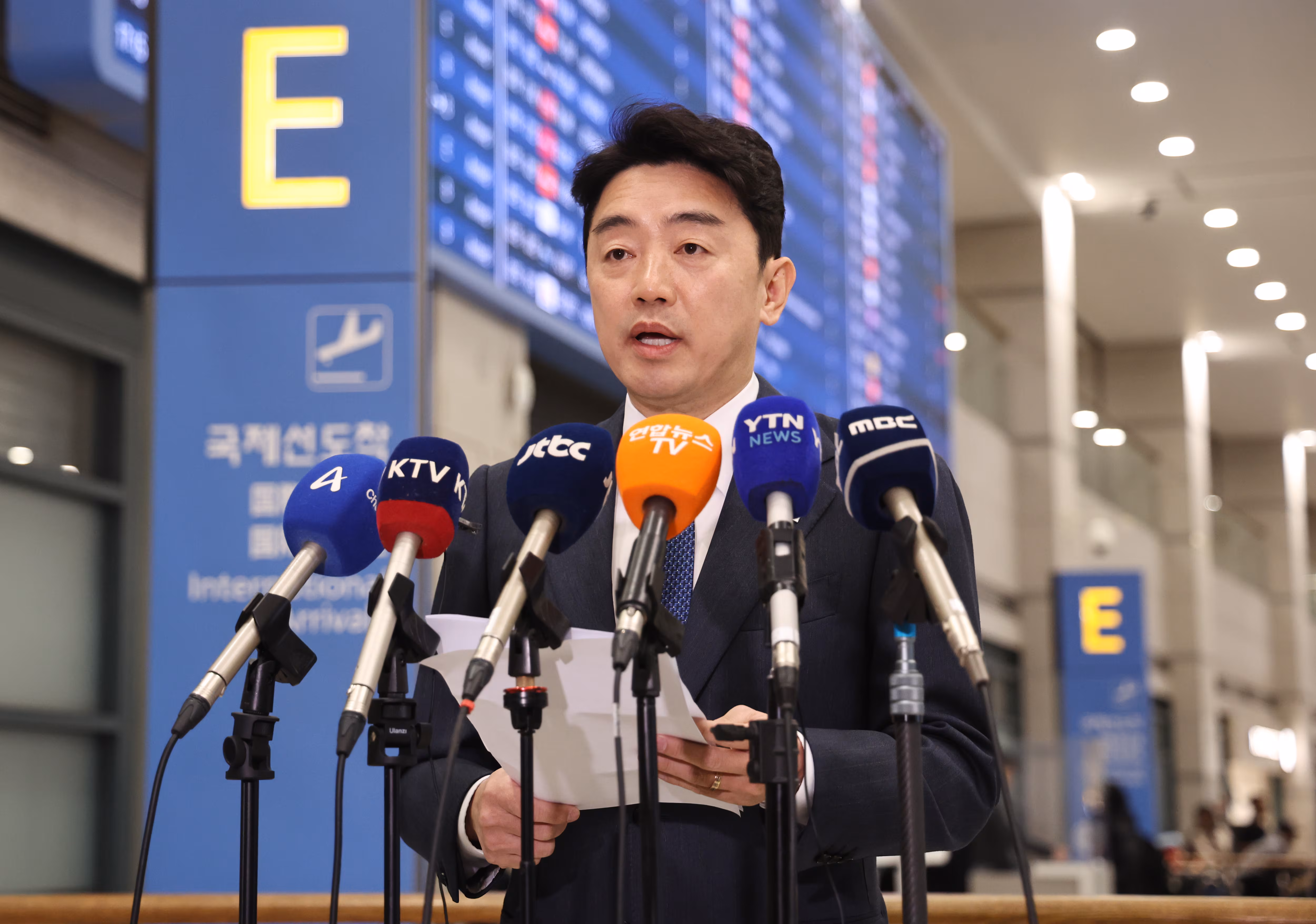 강훈식 청와대 비서실장이 26일 오후 전략경제협력 특사 자격으로 아랍에미리트(UAE) 방문을 마치고 인천국제공항을 통해 귀국한 뒤 기자회견을 하고 있다./뉴스1