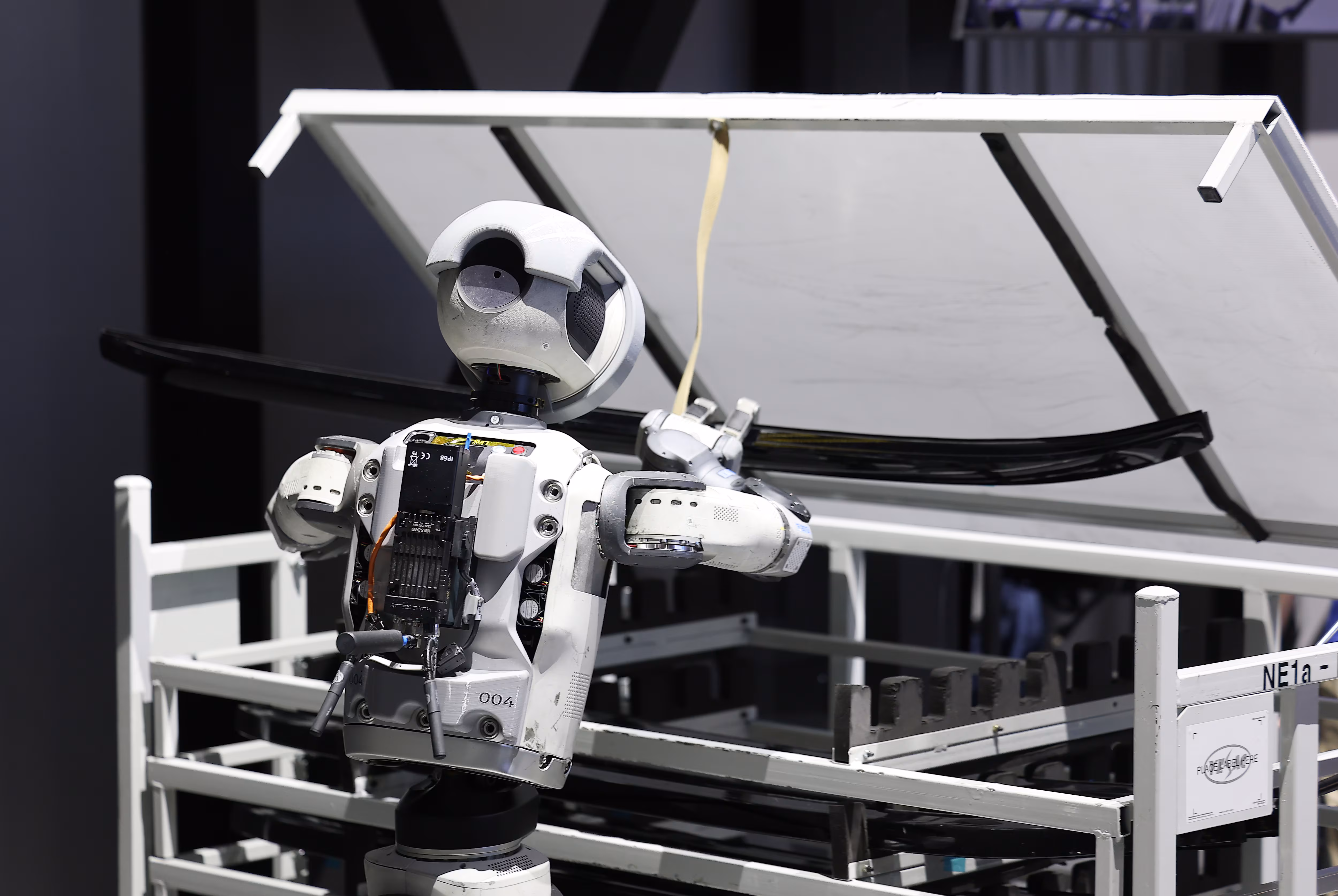 CES 개막 이틀째인 지난 1월 7일(현지 시각) 미국 네바다주 라스베이거스 컨벤션센터(LVCC) 현대자동차 부스에서 로봇 아틀라스가 부품 이동을 시연하고 있다. 사진은 기사 내용과 직접적인 관련 없음. /연합뉴스