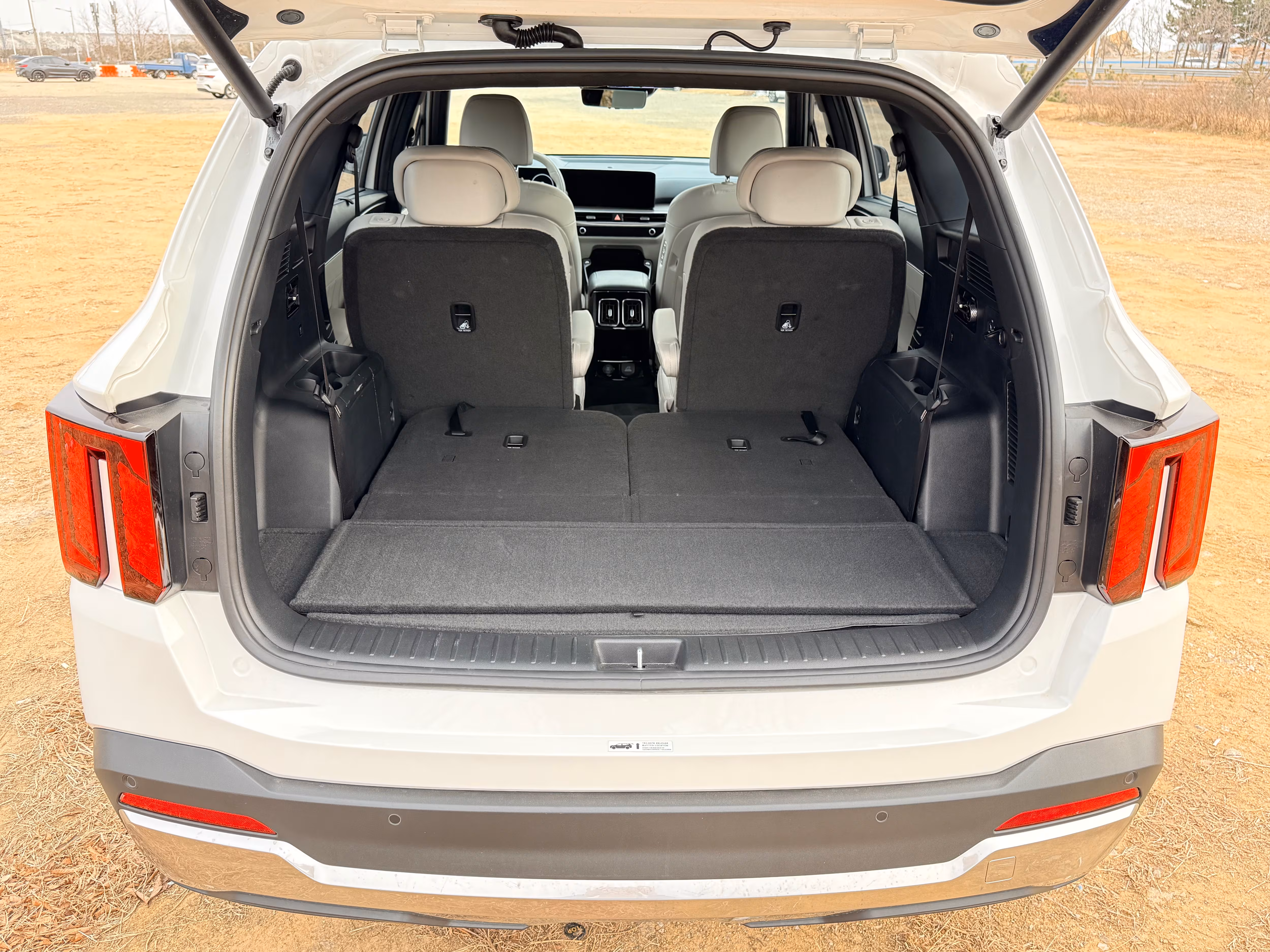 기아의 2026년형 ‘쏘렌토 1.6 가솔린 터보 하이브리드’ 트렁크. 3열을 접어야 대용량의 짐을 실을 수 있다./이윤정 기자