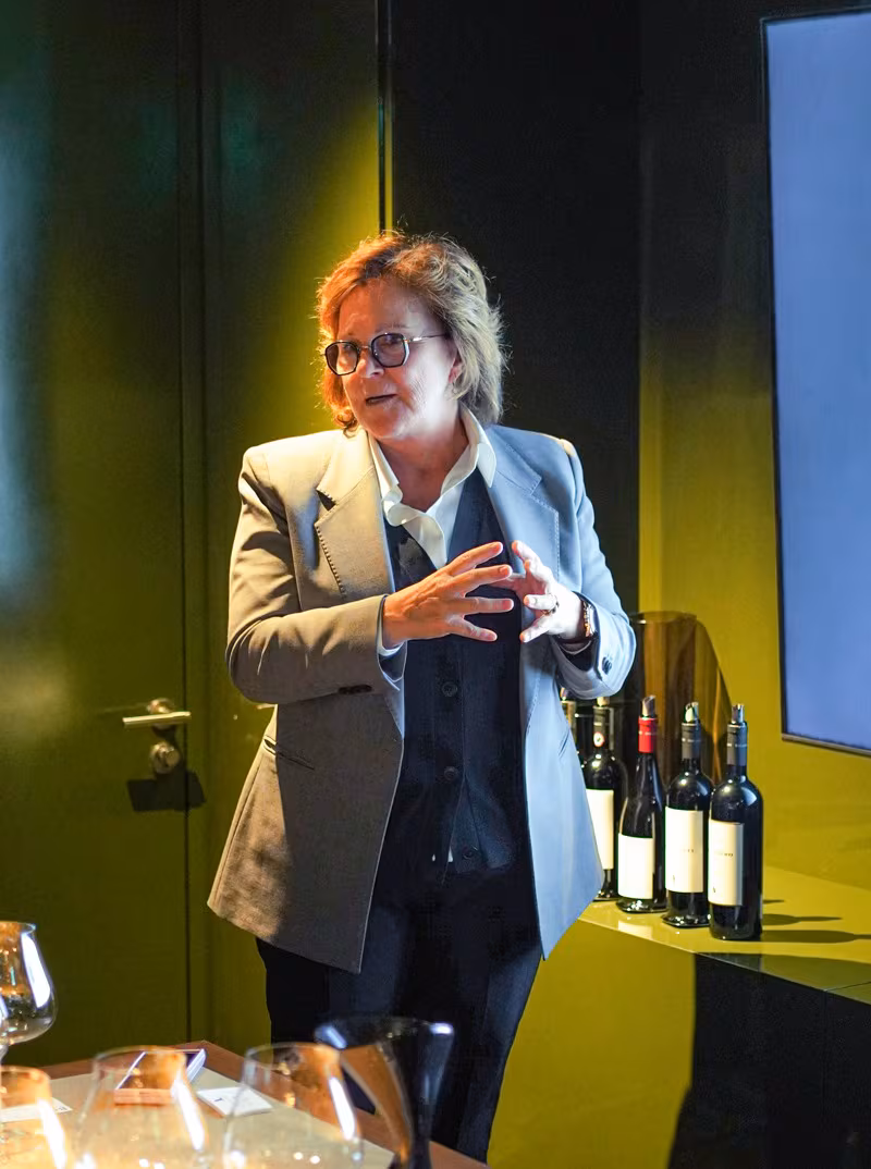 톨라이니 와이너리의 오너인 리아 톨라이니가 지난 4일 서울 서초구 하우스오브신세계에서 열린 기자 간담회에서 와인을 소개하고 있다. /신세계엘앤비 제공