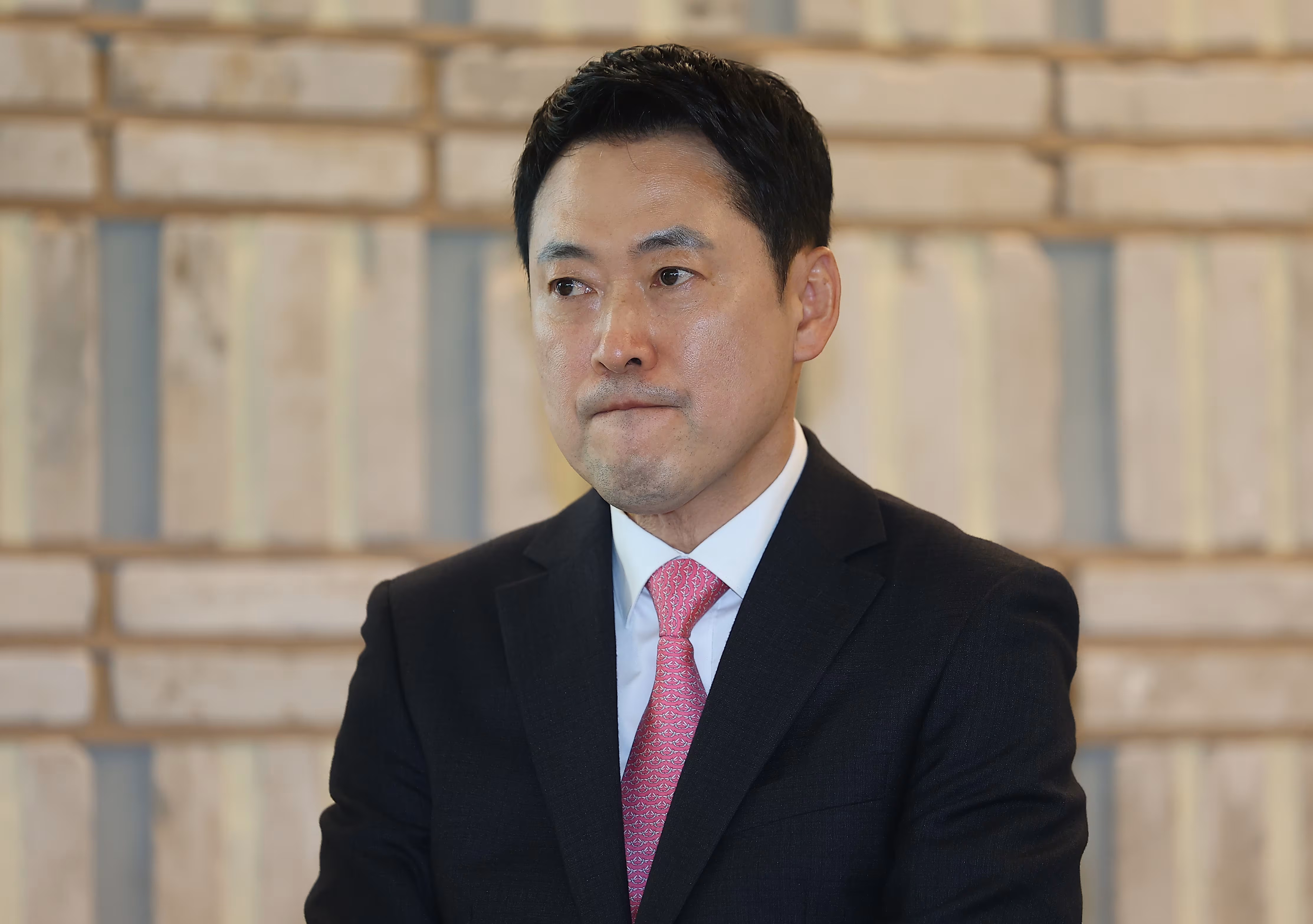 장동혁 국민의힘 대표가 17일 서울 마포구 북카페 채그로에서 열린 '난임부터 보육까지, 맘편한 현장소통 간담회'에서 발언을 듣고 있다. /연합뉴스