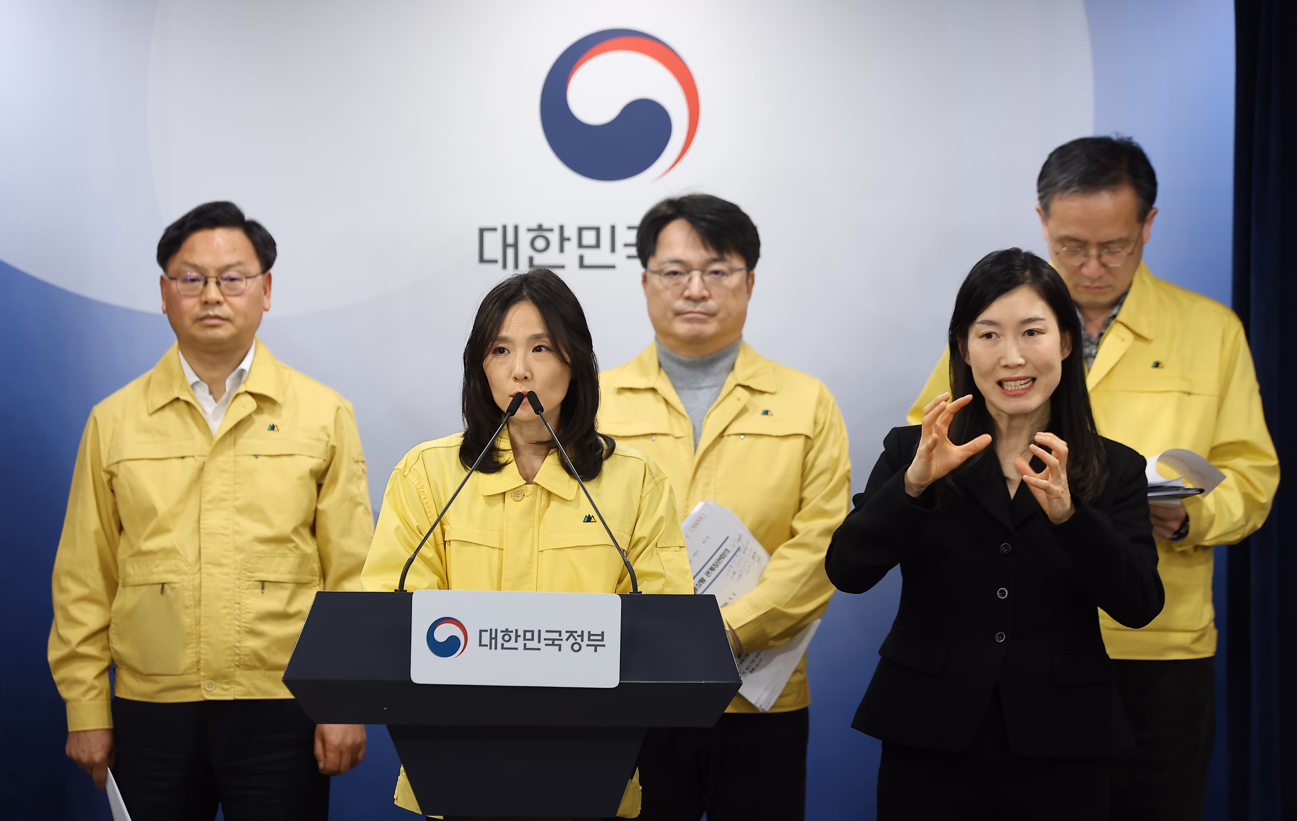 김진아 외교부 2차관이 2일 서울 종로구 정부서울청사 합동브리핑실에서 '중동 상황점검 관련 긴급 관계부처회의'를 마친 후 브리핑하고 있다. /연합뉴스