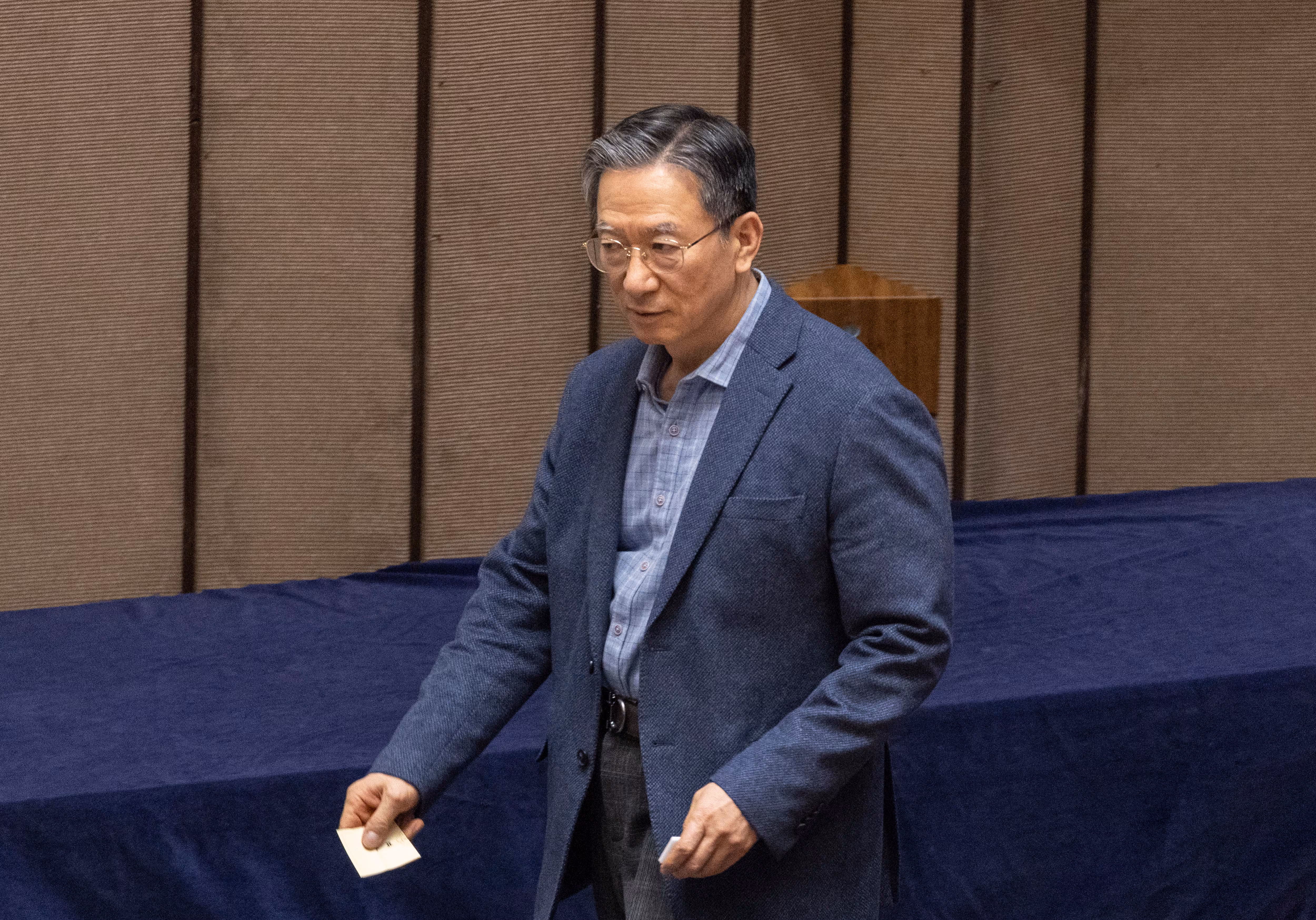 정성호 법무부 장관이 22일 국회에서 열린 3월 임시국회 2차 본회의에서 검찰 조작기소 국정조사요구서 무제한 토론(필리버스터) 종결을 위한 무기명 투표에 참가해 기표를 마친 뒤 투표함으로 이동하고 있다. /연합뉴스