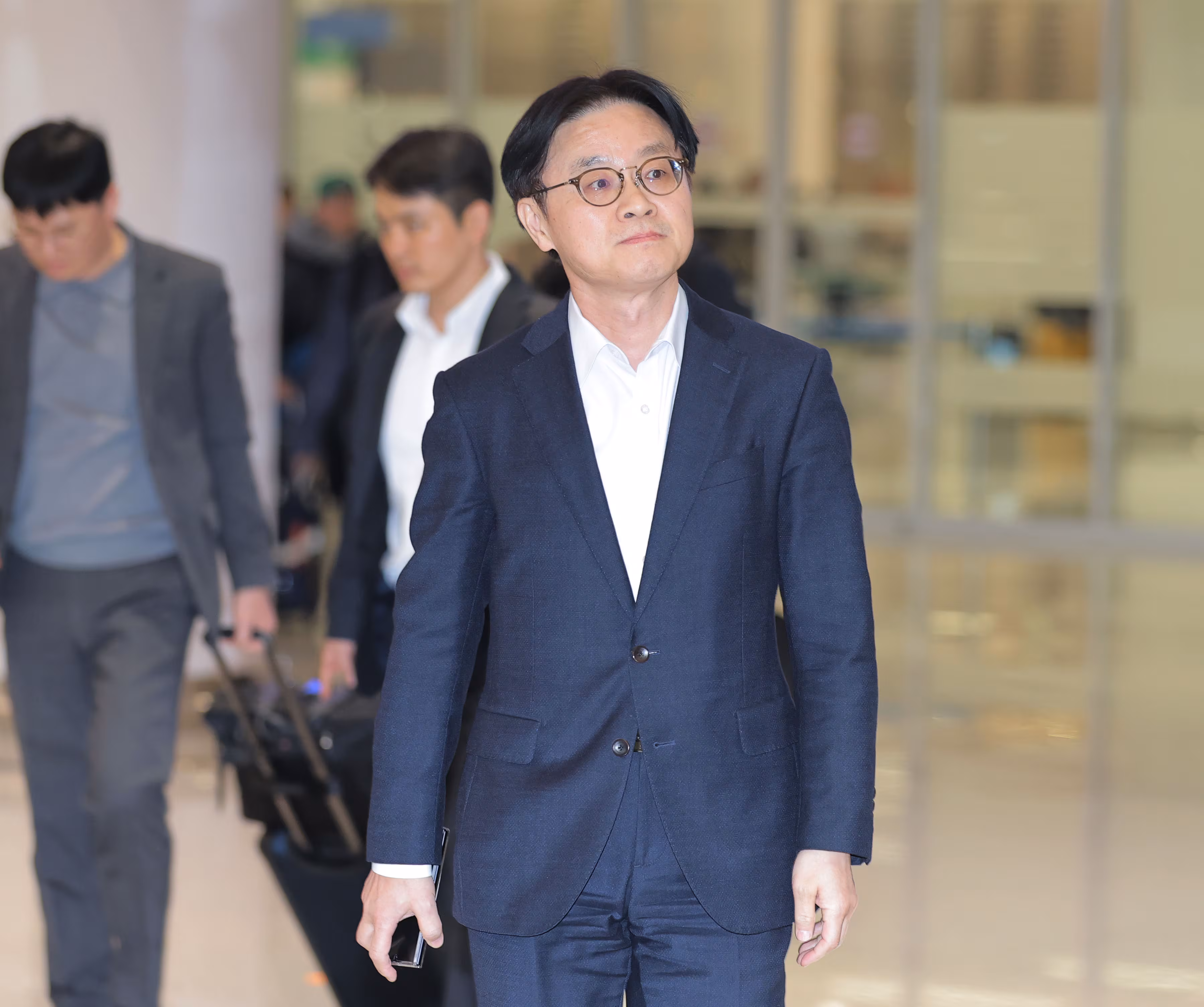 김정관 산업통상부 장관이 지난 8일 인천국제공항 제2여객터미널을 통해 귀국하고 있다. /연합뉴