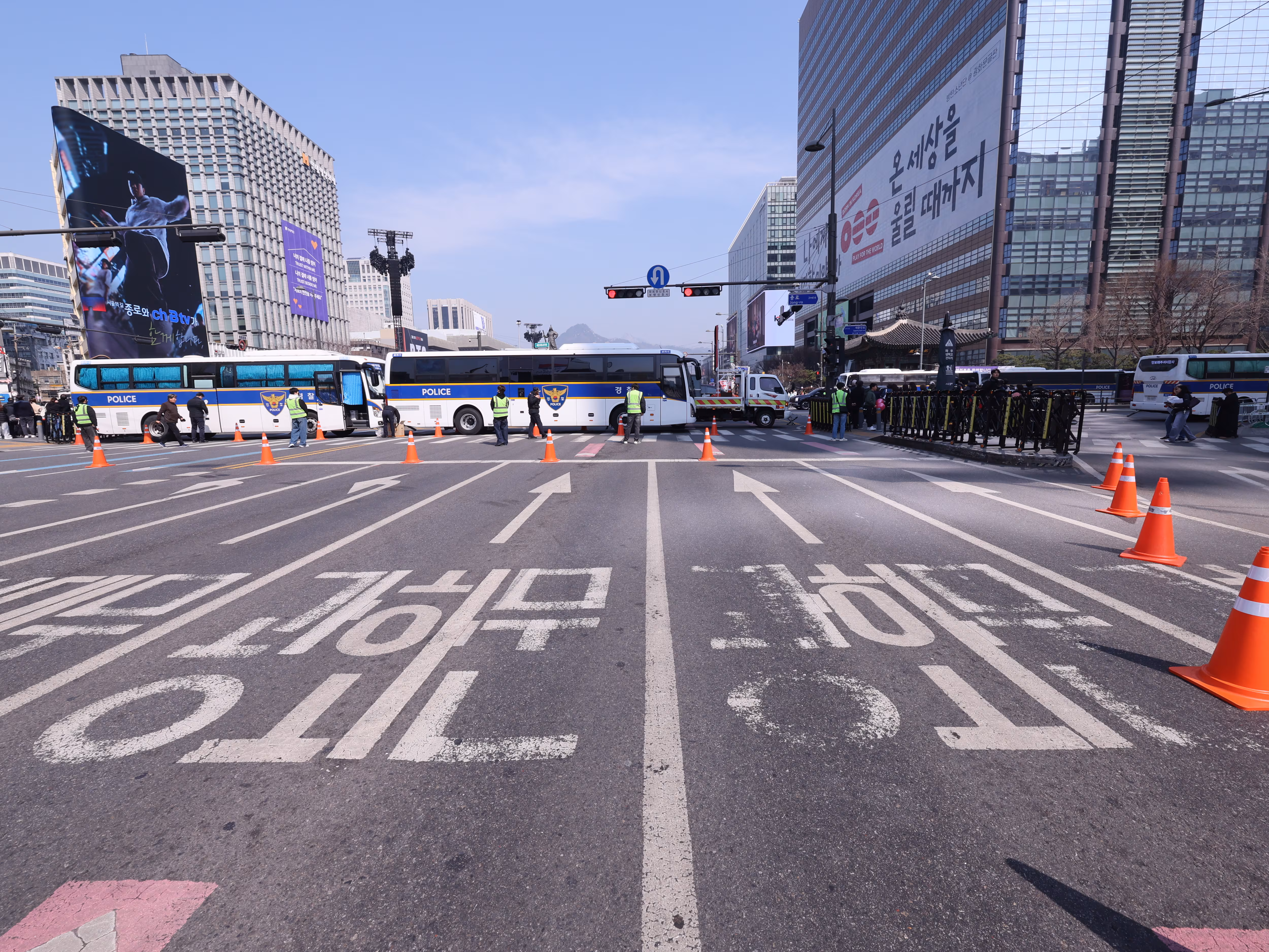 21일 방탄소년단(BTS)의 컴백 공연이 열리는 서울 종로구 광화문 광장 주변 도로가 통제되고 있다. /뉴스1