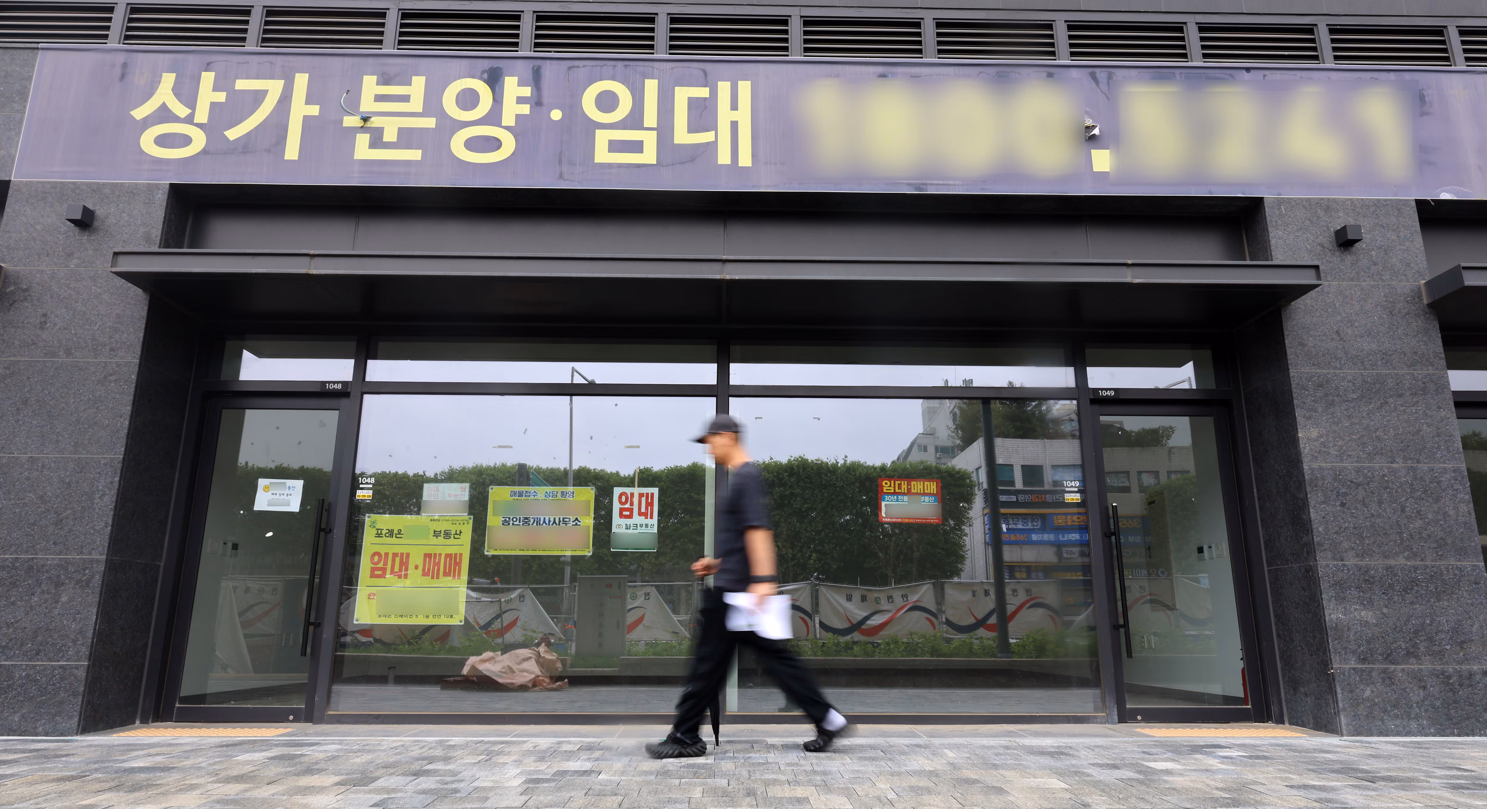 서울 강동구 둔촌동 올림픽파크포레온 내 상가 상업시설 '포레온스테이션 5'에 임대 현수막이 붙어 있다. /뉴스1
