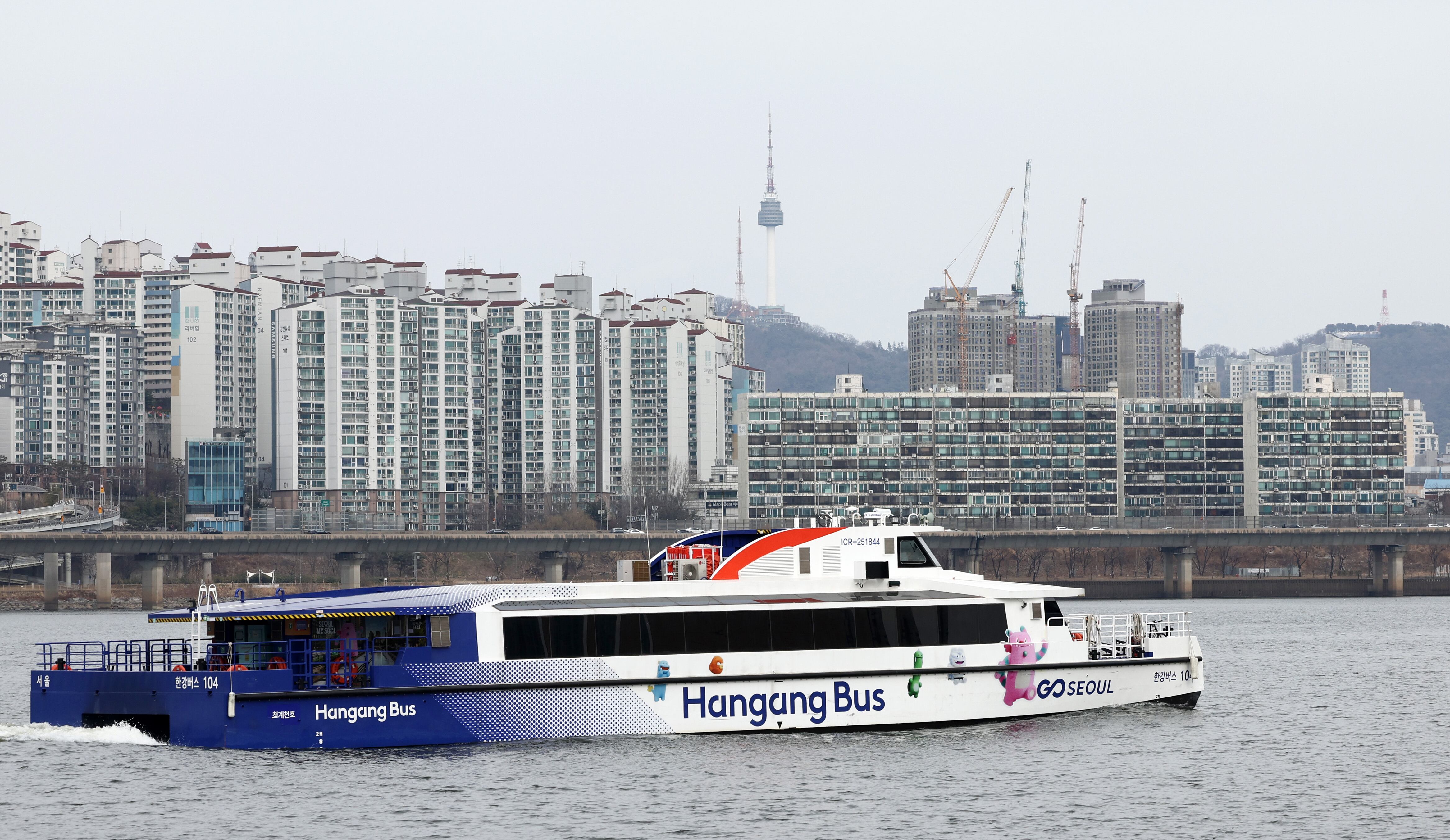 서울 영등포구 여의도선착장에서 한강버스가 출발하고 있다. /뉴스1