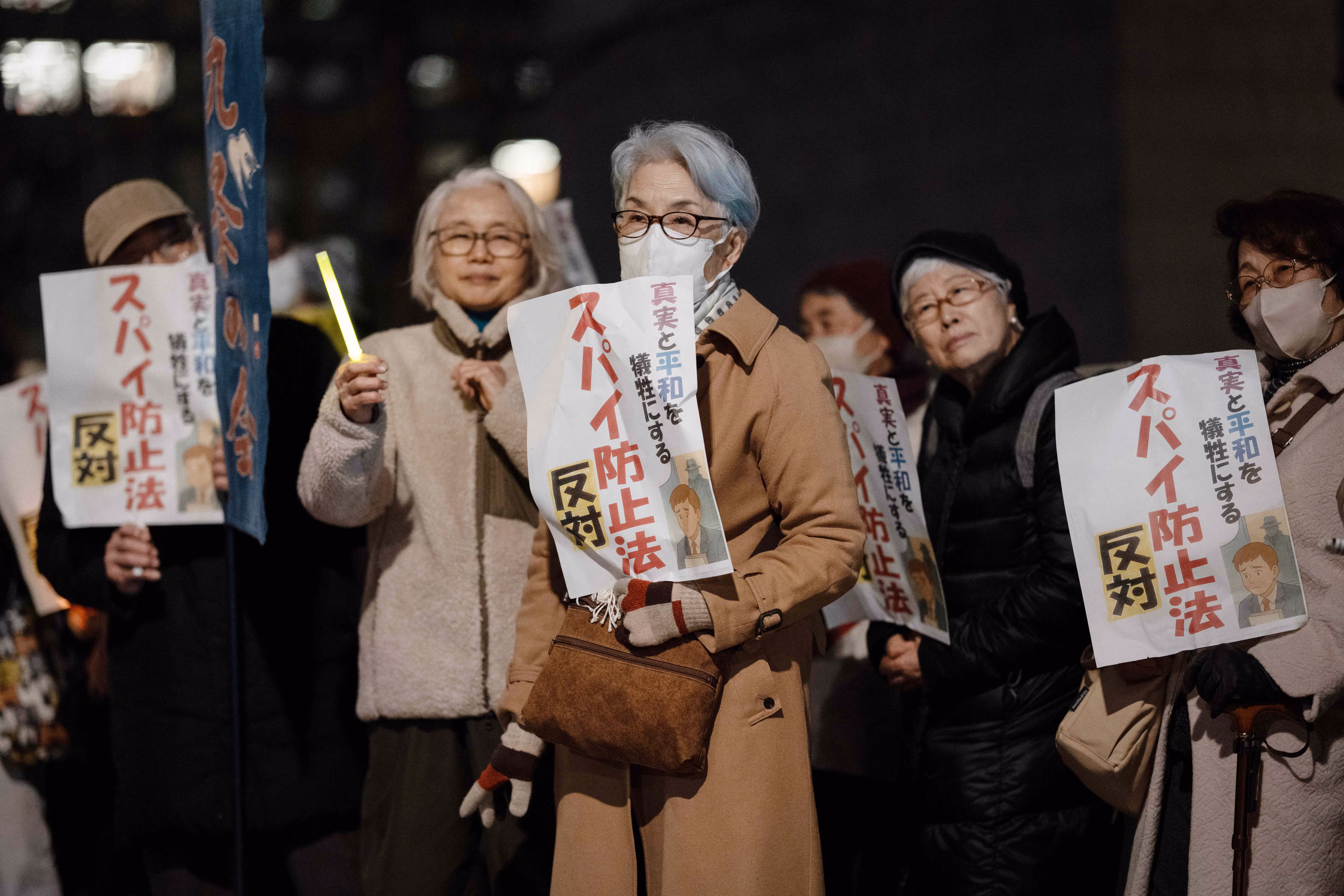 지난달 24일 일본 도쿄 중의원 제2의원사당 앞에서 노인들이 집회를 벌이고 있다. /연합뉴스