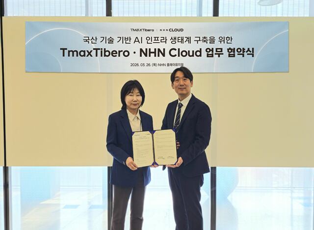 (왼쪽부터) 박경희 티맥스티베로 대표, 김동훈 NHN클라우드 대표가 협약식 후 기념촬영을 하고 있는 모습./NHN클라우드 제공
