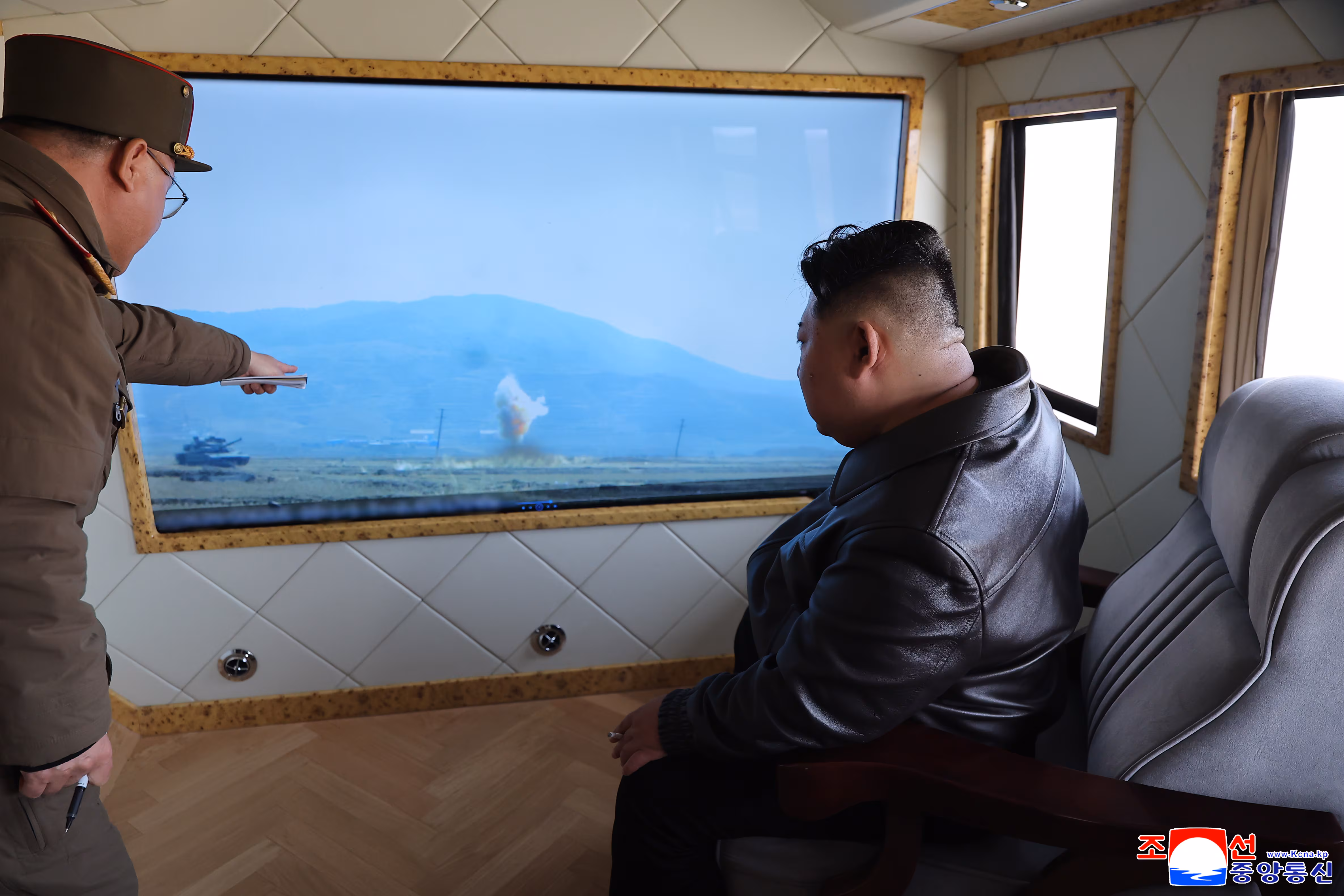 김정은 북한 국무위원장이 국방과학원 장갑무기연구소에서 신형 주력전차 요격 능력 평가시험을 참관했다고 조선중앙통신이 29일 보도했다. /조선중앙통신 홈페이지 캡처