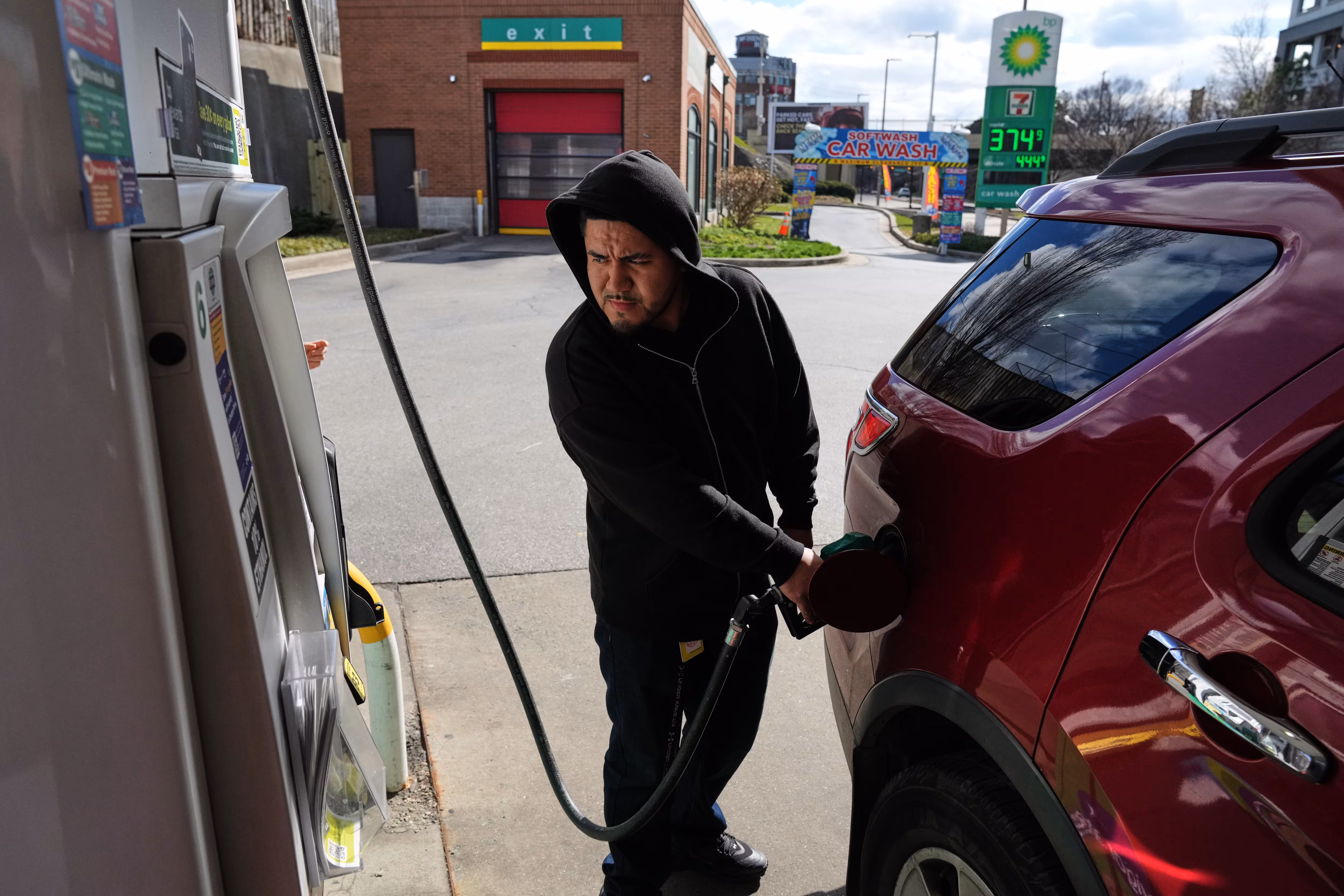 17일 미국 볼티모어의 한 주유소에서 소비자가 차량에 연료를 공급하고 있다. /연합뉴스