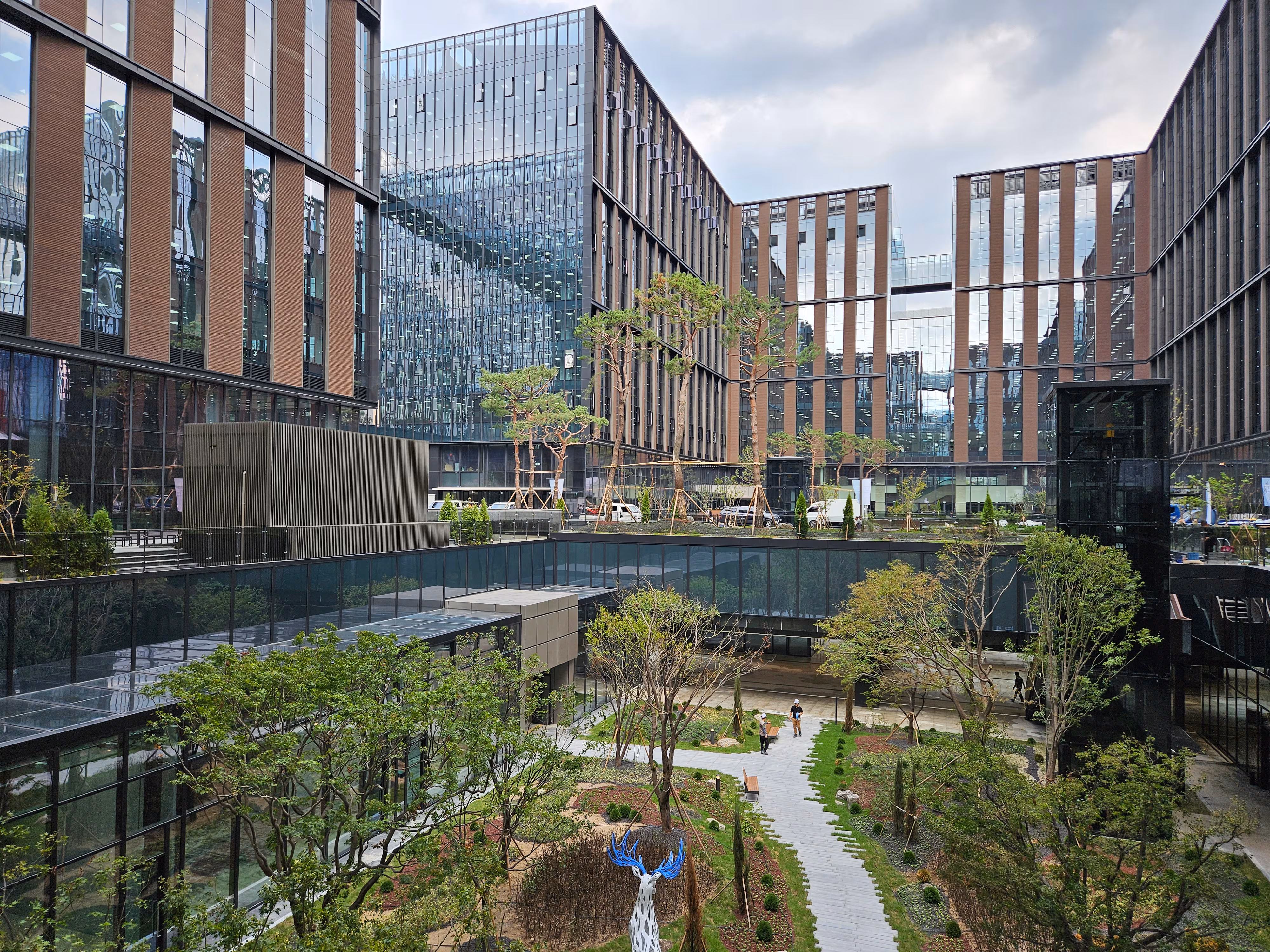 서울 강서구 '마곡 원그로브' 내 중앙정원의 모습. /이지스자산운용 제공