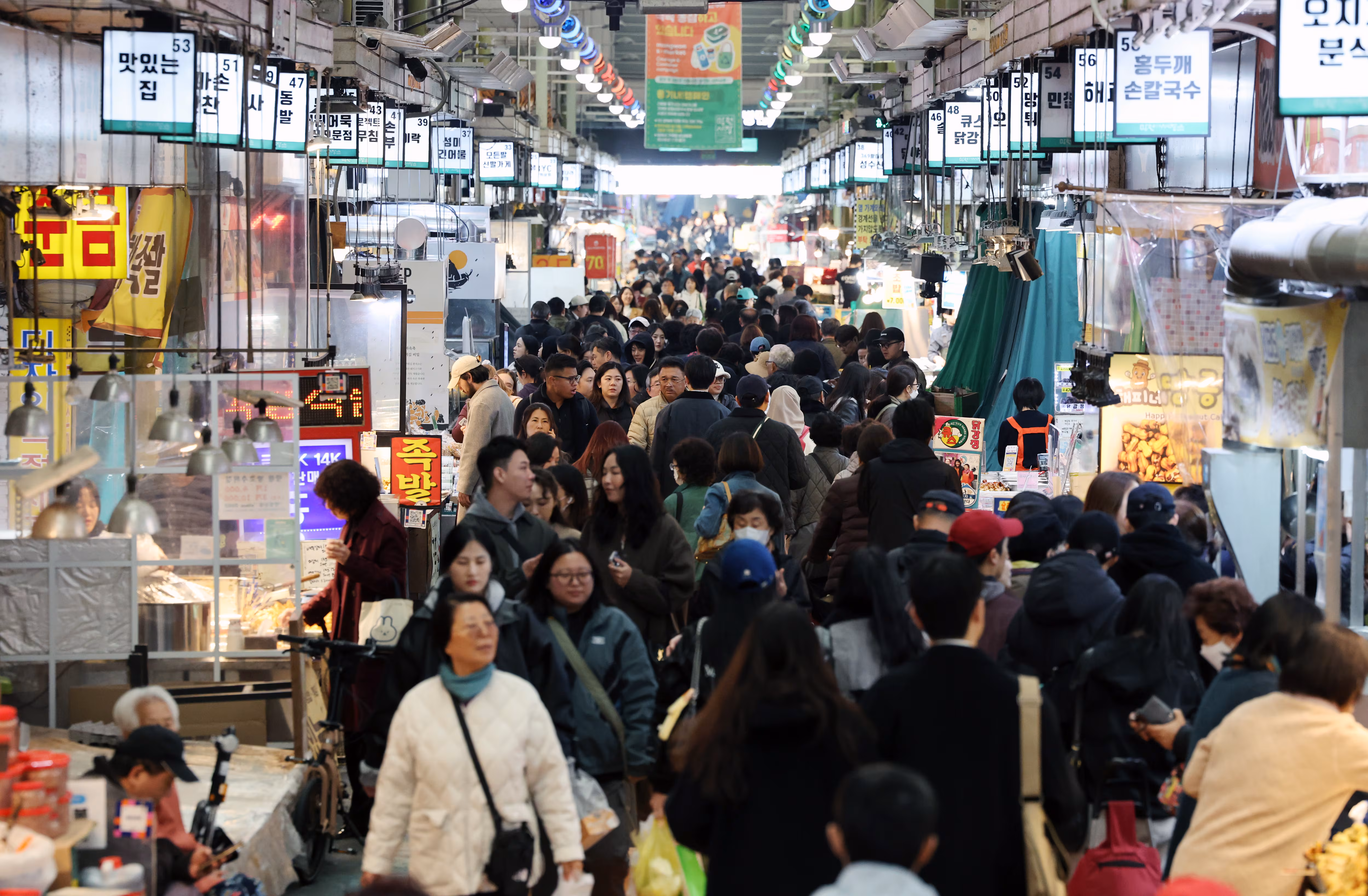 서울 마포구 망원시장에서 시민들이 장을 보고 있다. / 뉴스1