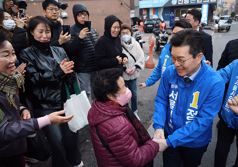 더불어민주당 정원오 서울시장 예비후보가 10일 서울 중구 백학시장을 방문, 주민들과 인사하고 있다./연합뉴스