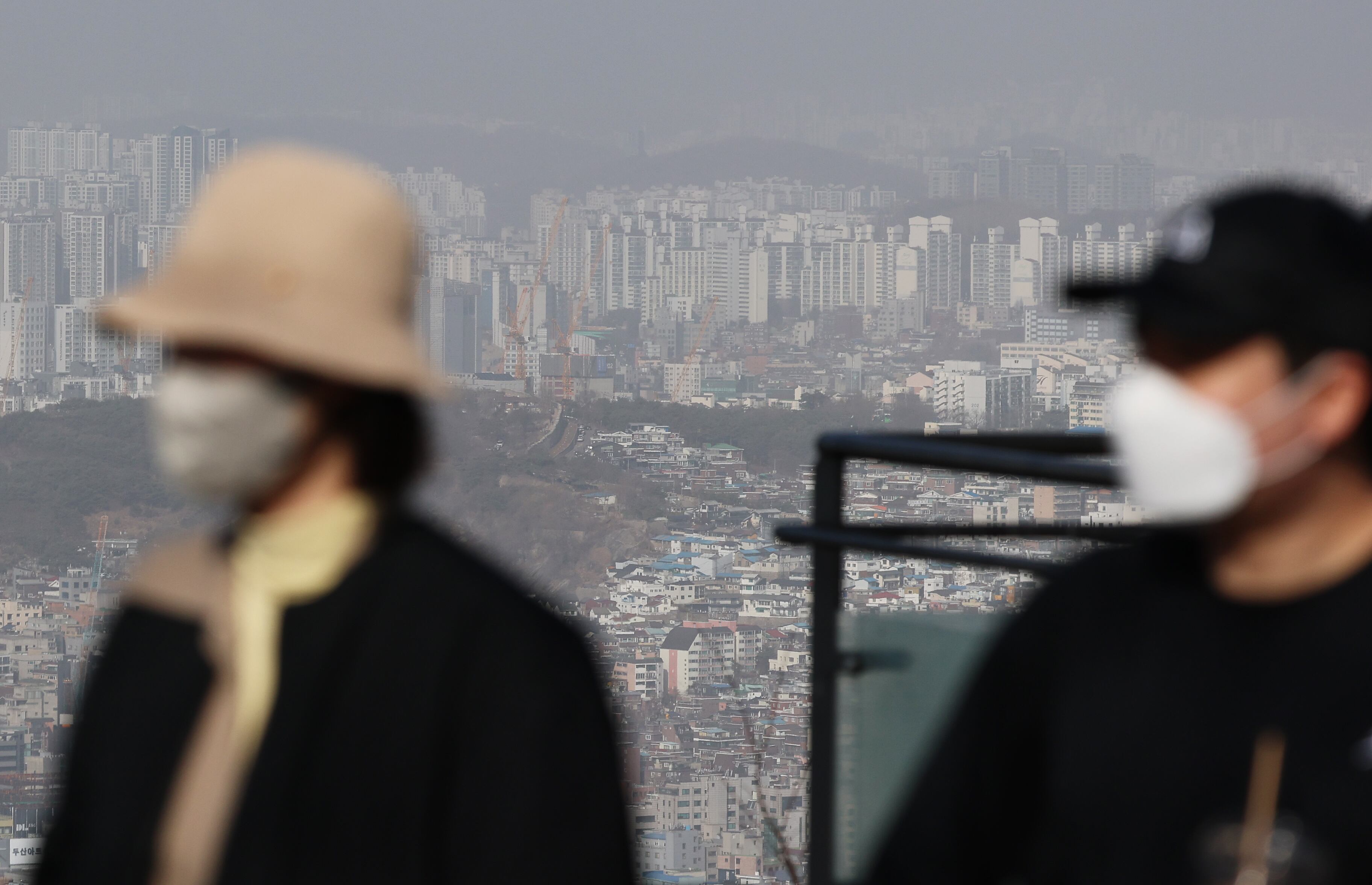 황사의 영향으로 서울을 비롯한 수도권에 올해 첫 미세먼지 경보가 발령된 22일 오후 서울 중구 남산에서 바라본 도심이 희뿌연 모습을 보이고 있다. 2026.2.22 ⓒ 뉴스1 오대일 기자