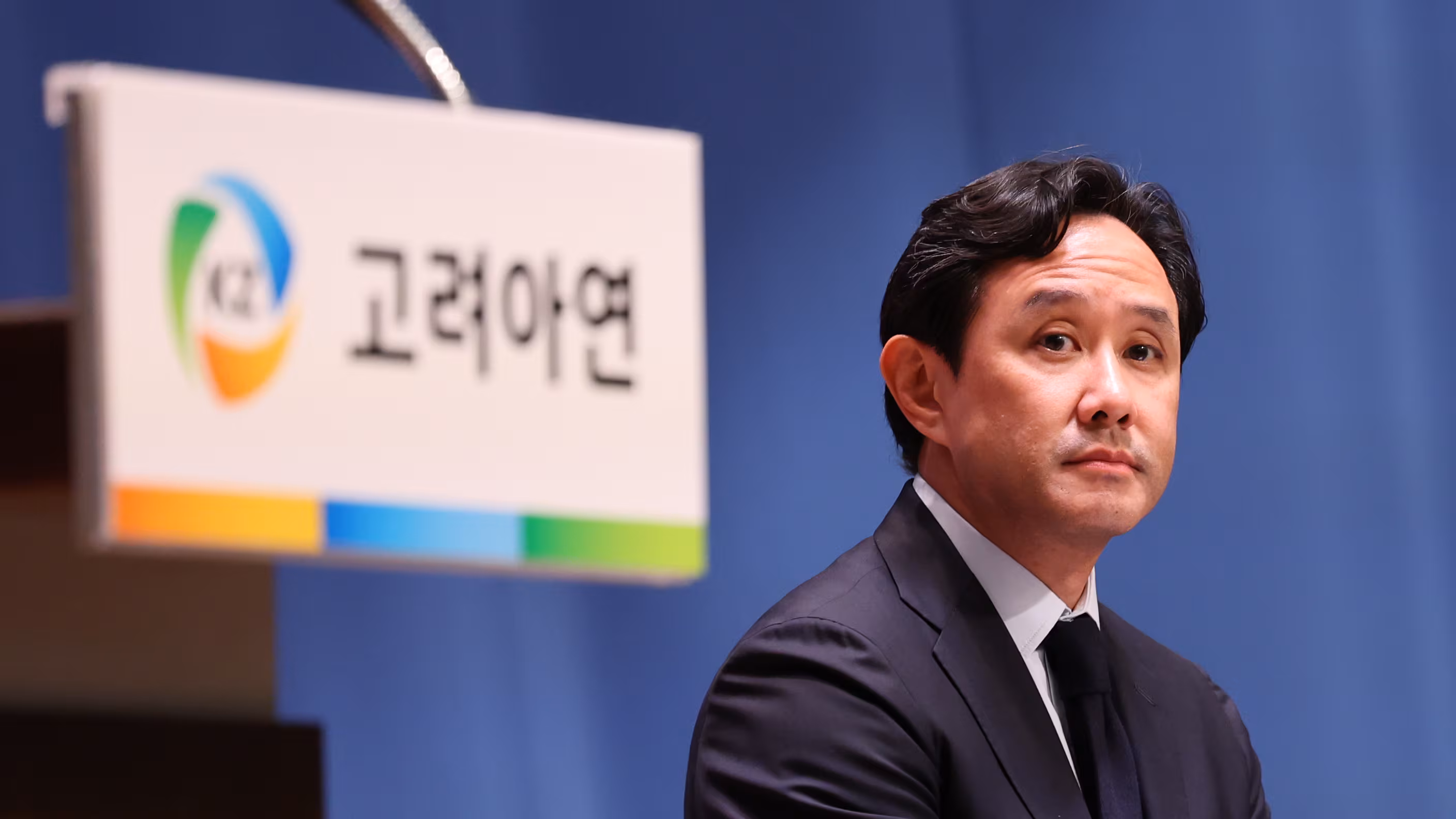 최윤범 고려아연 회장이 2024년 11월 13일 서울 중구 대한상공회의소에서 열린 기자회견에 참석하고 있다. / 뉴스1