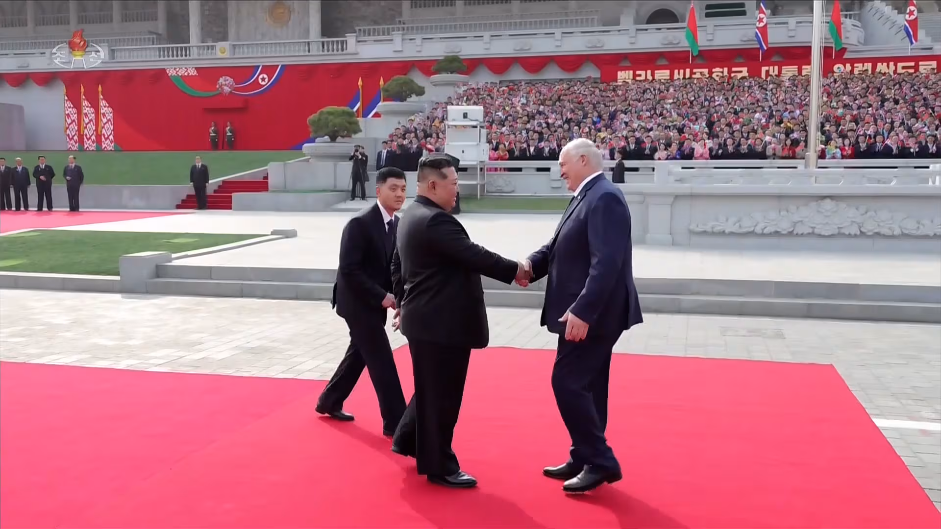김정은 북한 국무위원장의 초청으로 북한을 공식 방문한 알렉산드르 루카셴코 벨라루스 대통령을 환영하는 의식이 지난 25일 평양 김일성광장에서 진행됐다고 조선중앙TV가 26일 보도했다. /조선중앙TV 화면=연합뉴스