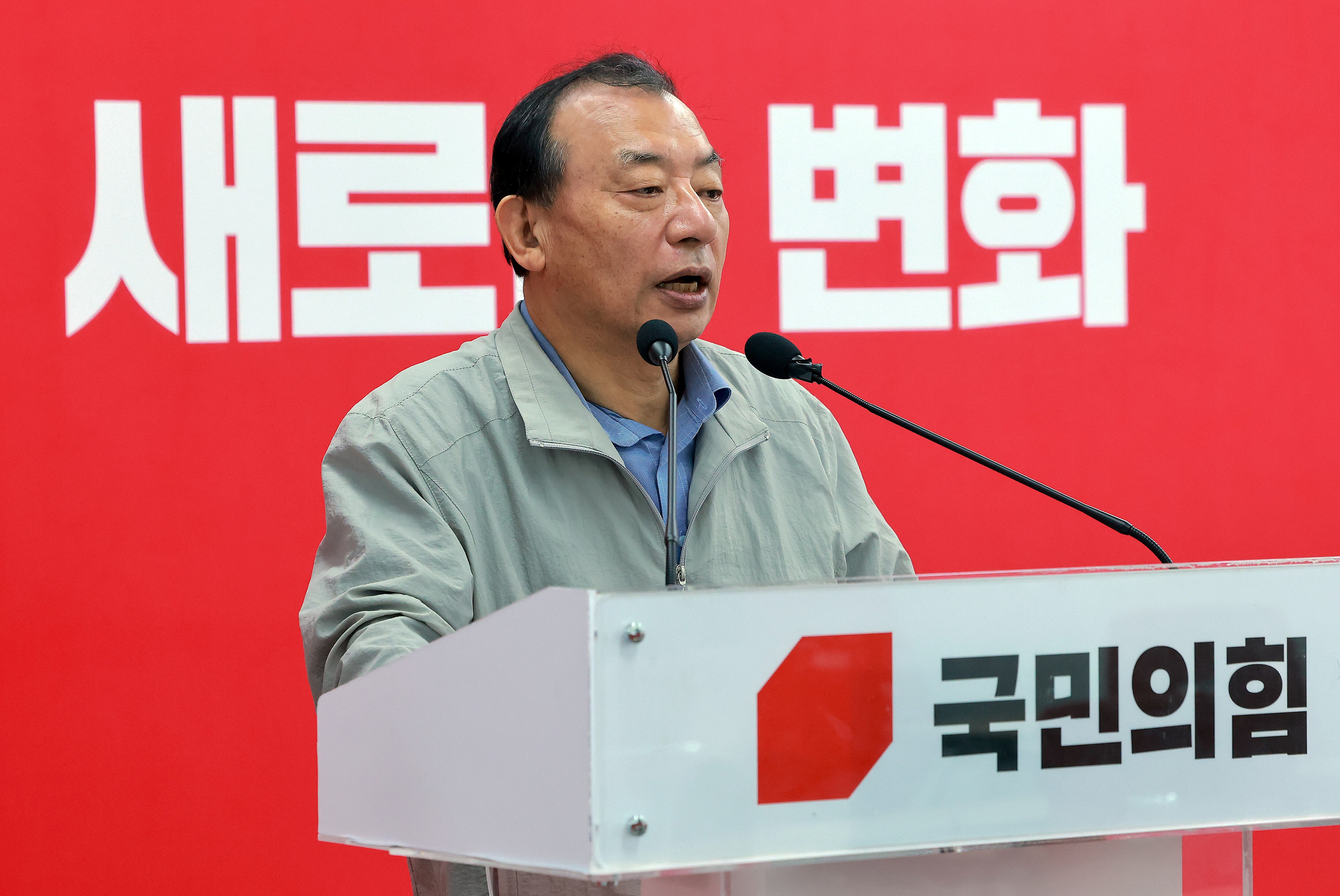 이정현 국민의힘 공천관리위원장이 19일 서울 영등포구 여의도 중앙당사에서 공관위 회의 결과와 공천 일정 등에 관해 브리핑하고 있다. /연합뉴스