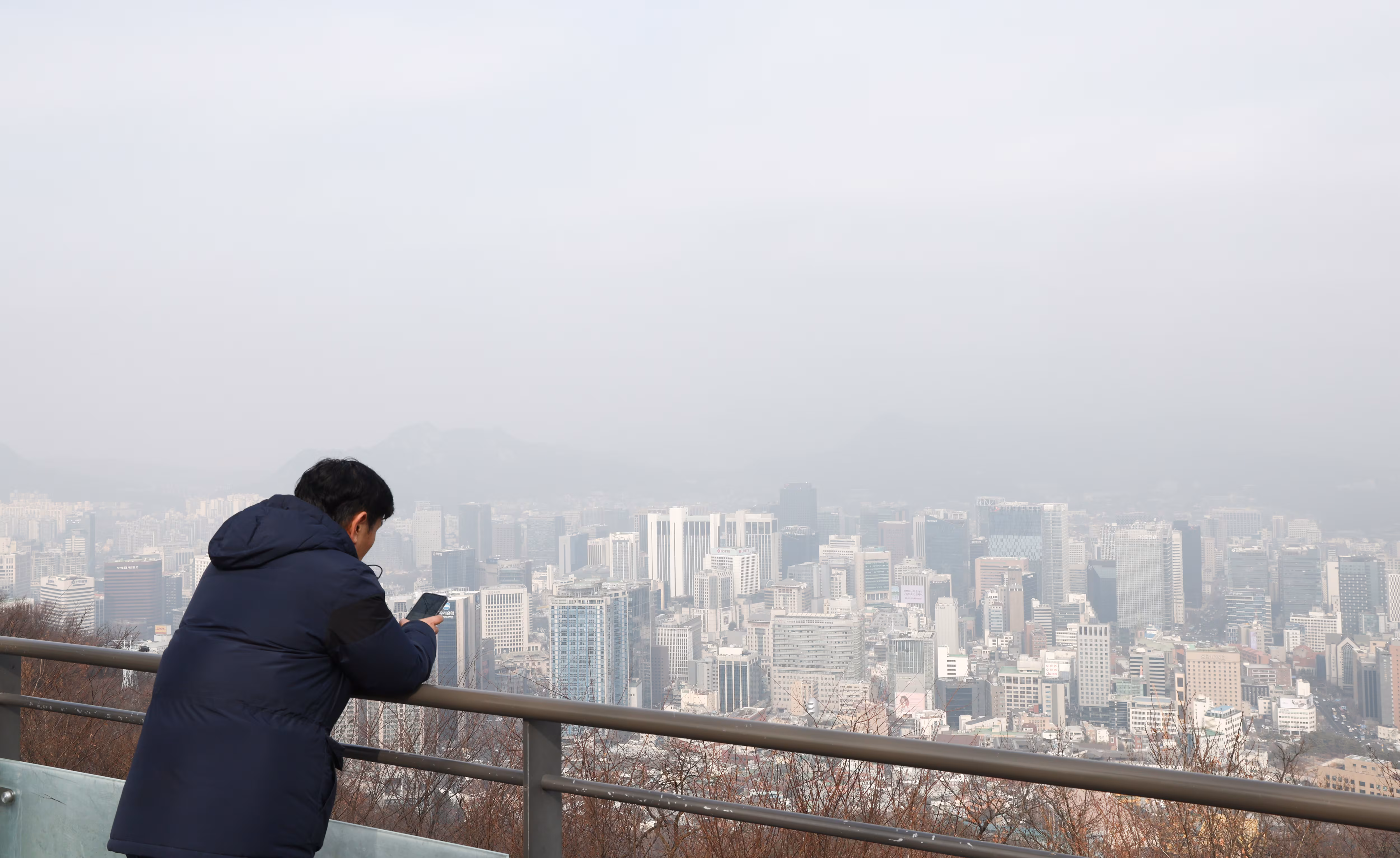 수도권 지역의 초미세먼지 농도가 '나쁨' 수준을 보인 지난달 5일 서울 남산에서 바라본 도심이 뿌옇다./뉴스1