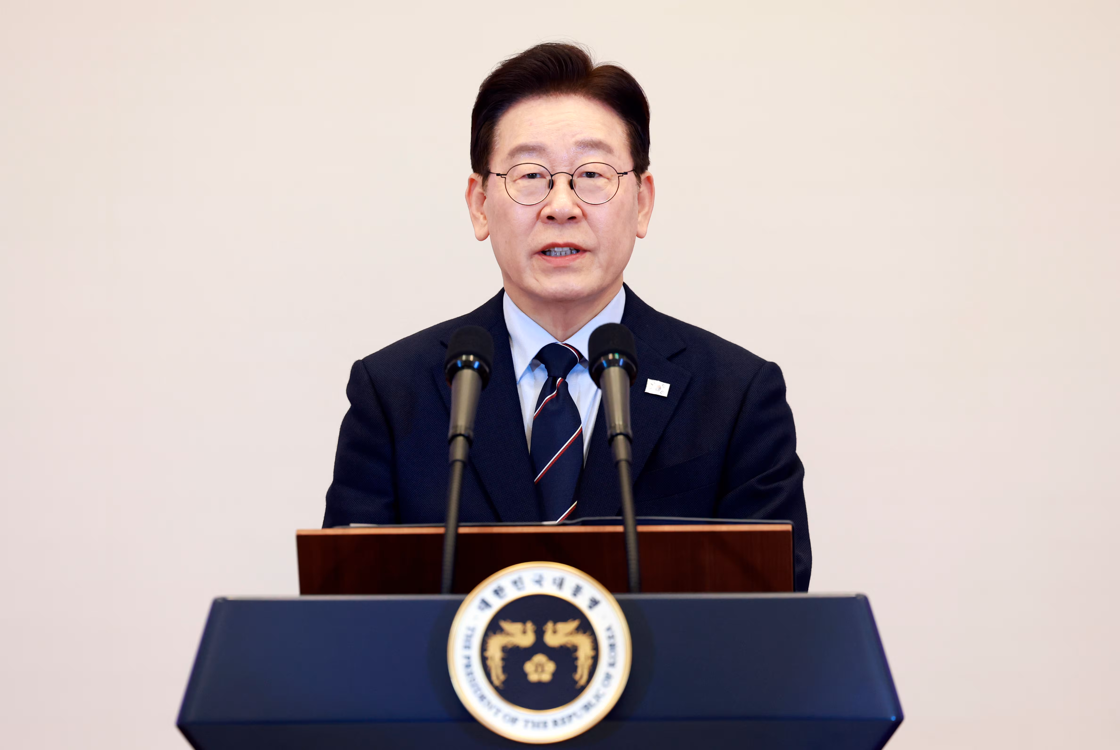이재명 대통령이 지난 6일 청와대 영빈관에서 열린 2026년 준장 진급 장성 삼정검 수여식에서 격려사를 하고 있다./뉴스1