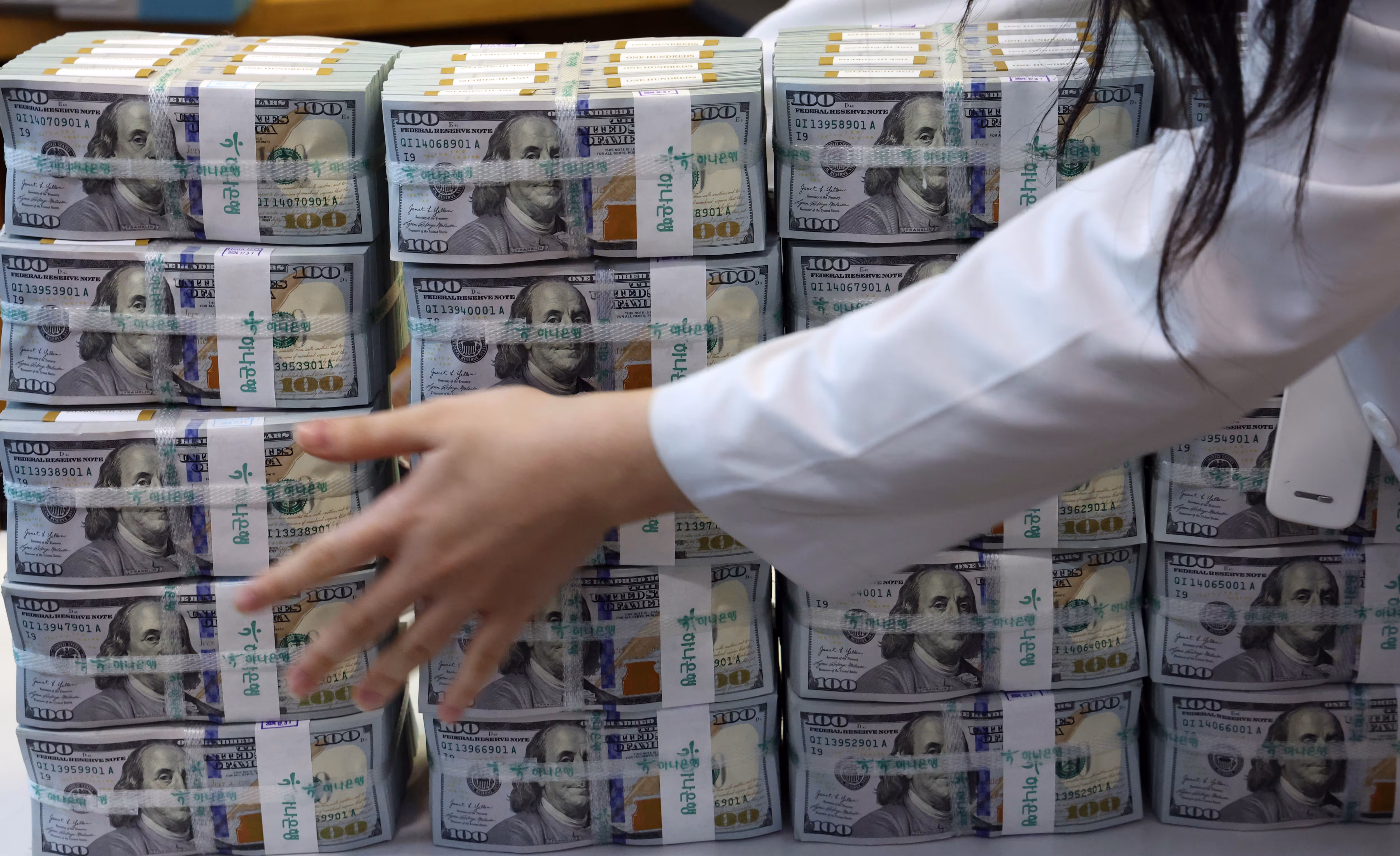 서울 중구 명동 하나은행 위변조대응센터에서 직원이 달러를 정리하고 있다./뉴스1