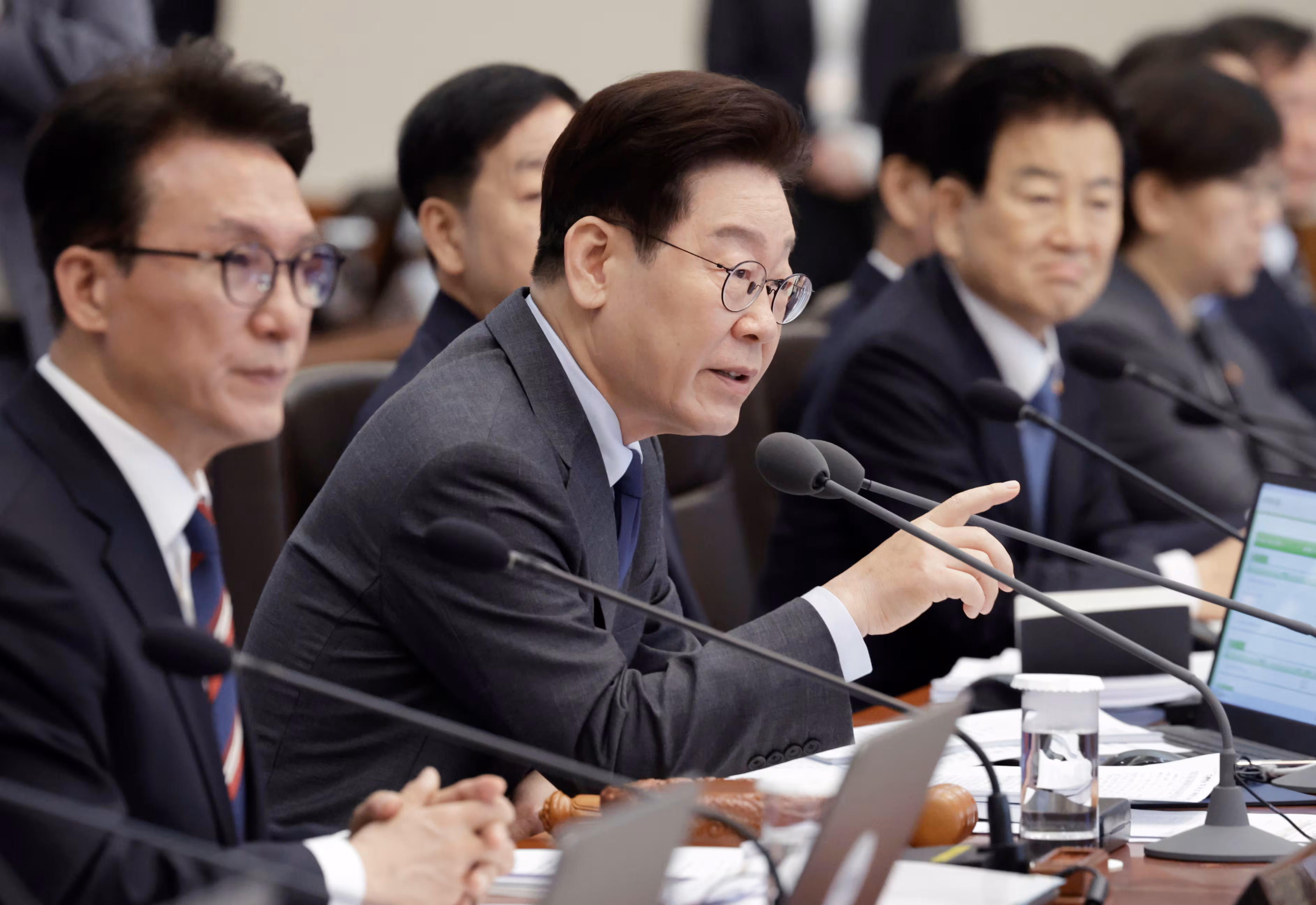 이재명 대통령이 24일 청와대에서 열린 국무회의에서 발언하고 있다. /연합뉴스