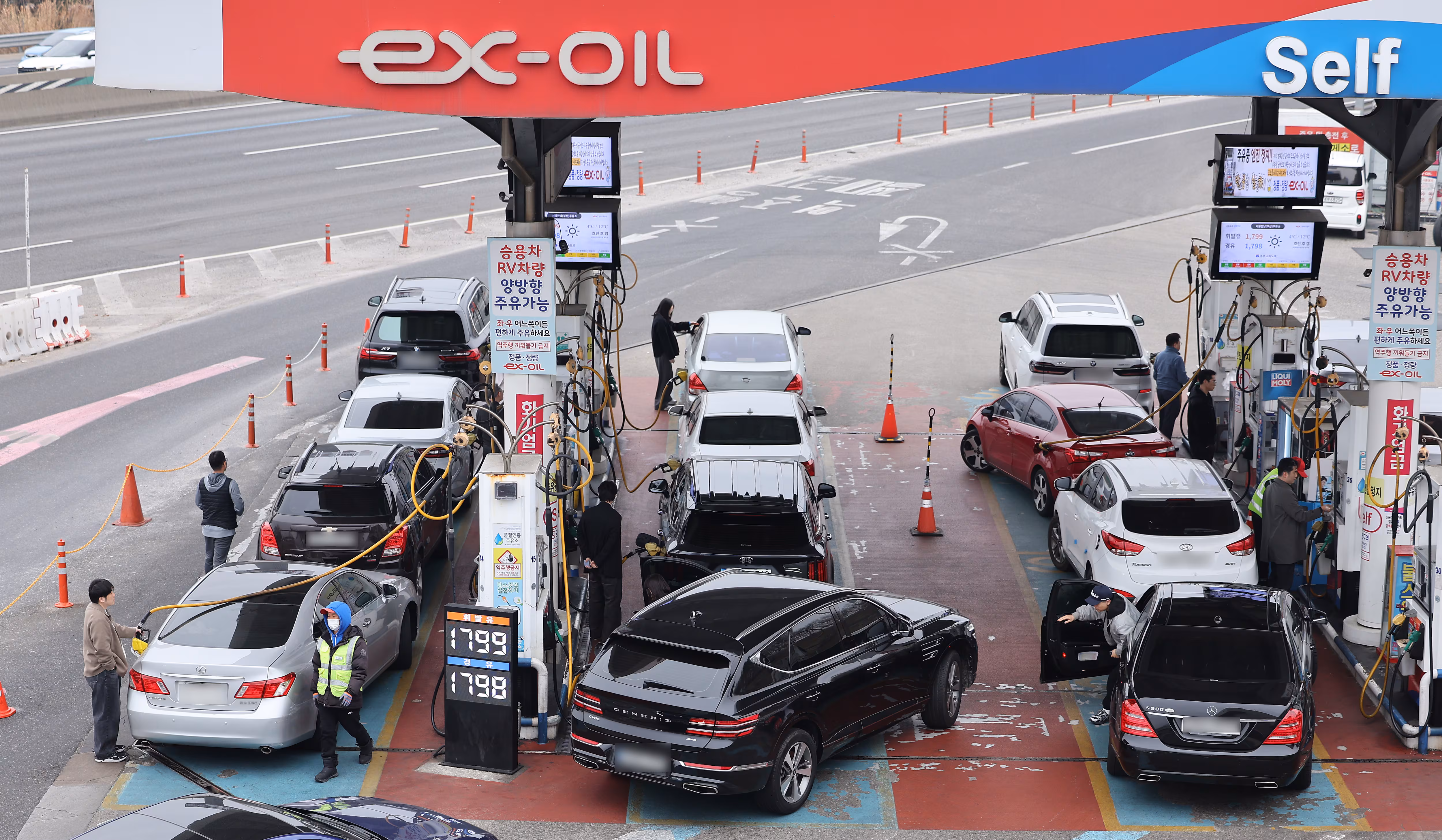 석유 최고가격제 시행 첫 주말을 맞은 15일 서울 서초구 만남의광장 주유소에서 시민들이 주유를 하고 있다./뉴스1 