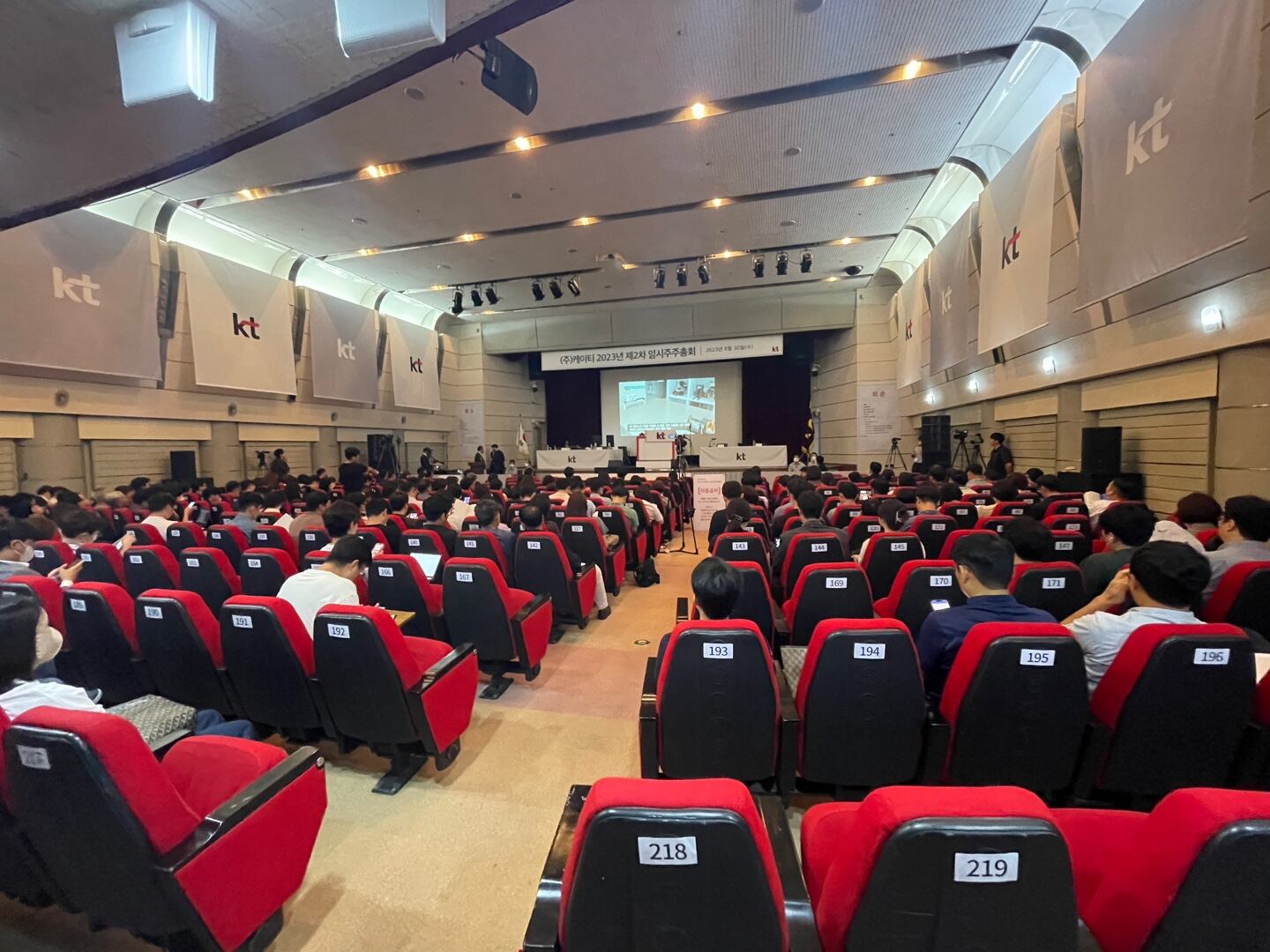 서울 서초구 KT연구개발센터에서 열린 KT 임시 주총장에는 주주 200여명이 현장을 찾아 김 대표 선임을 지지했다. /윤진우 기자