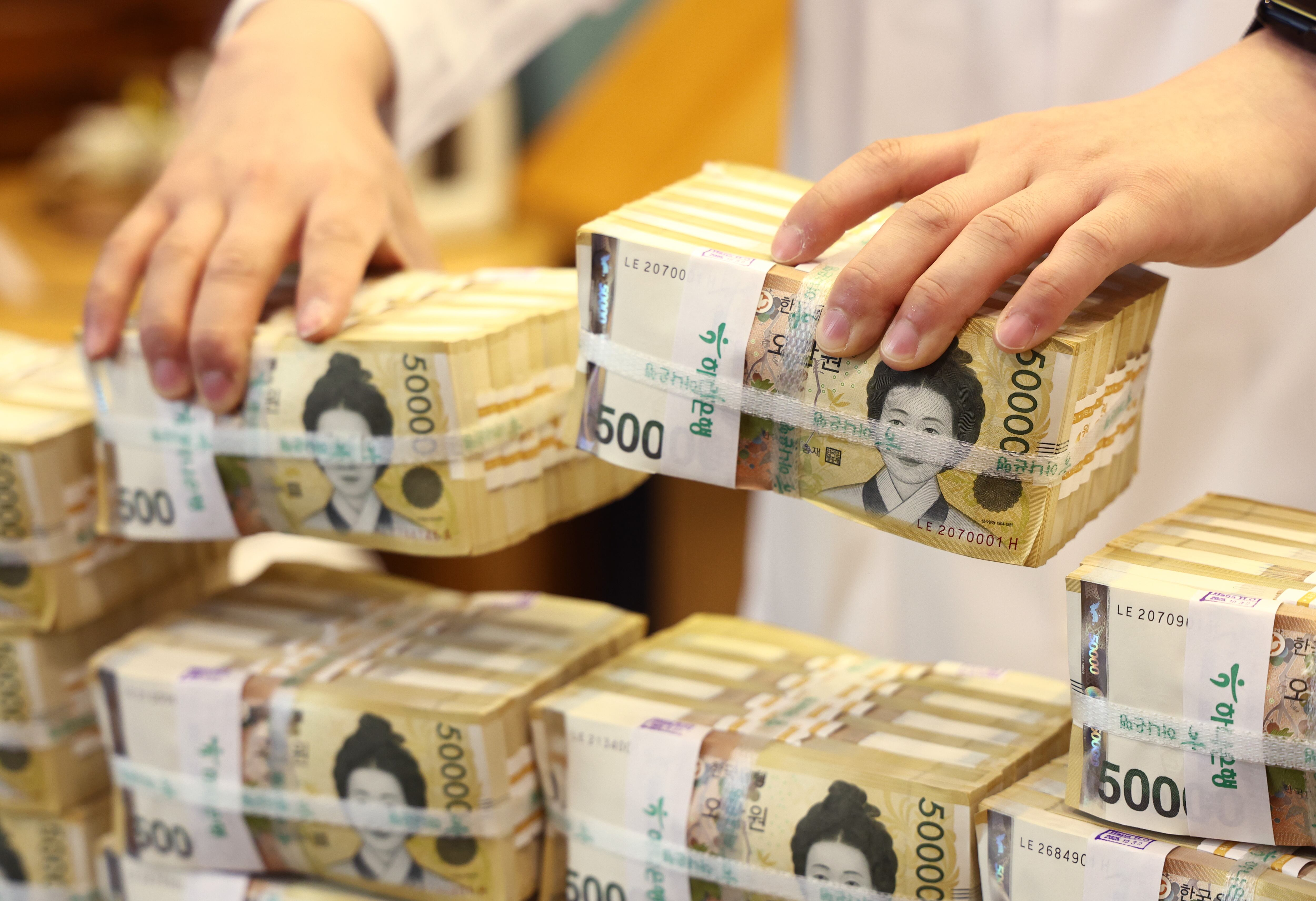 지난 2월 5일 서울 중구 하나은행 위변조센터에서 직원이 5만원권을 정리하고 있다. /뉴스1