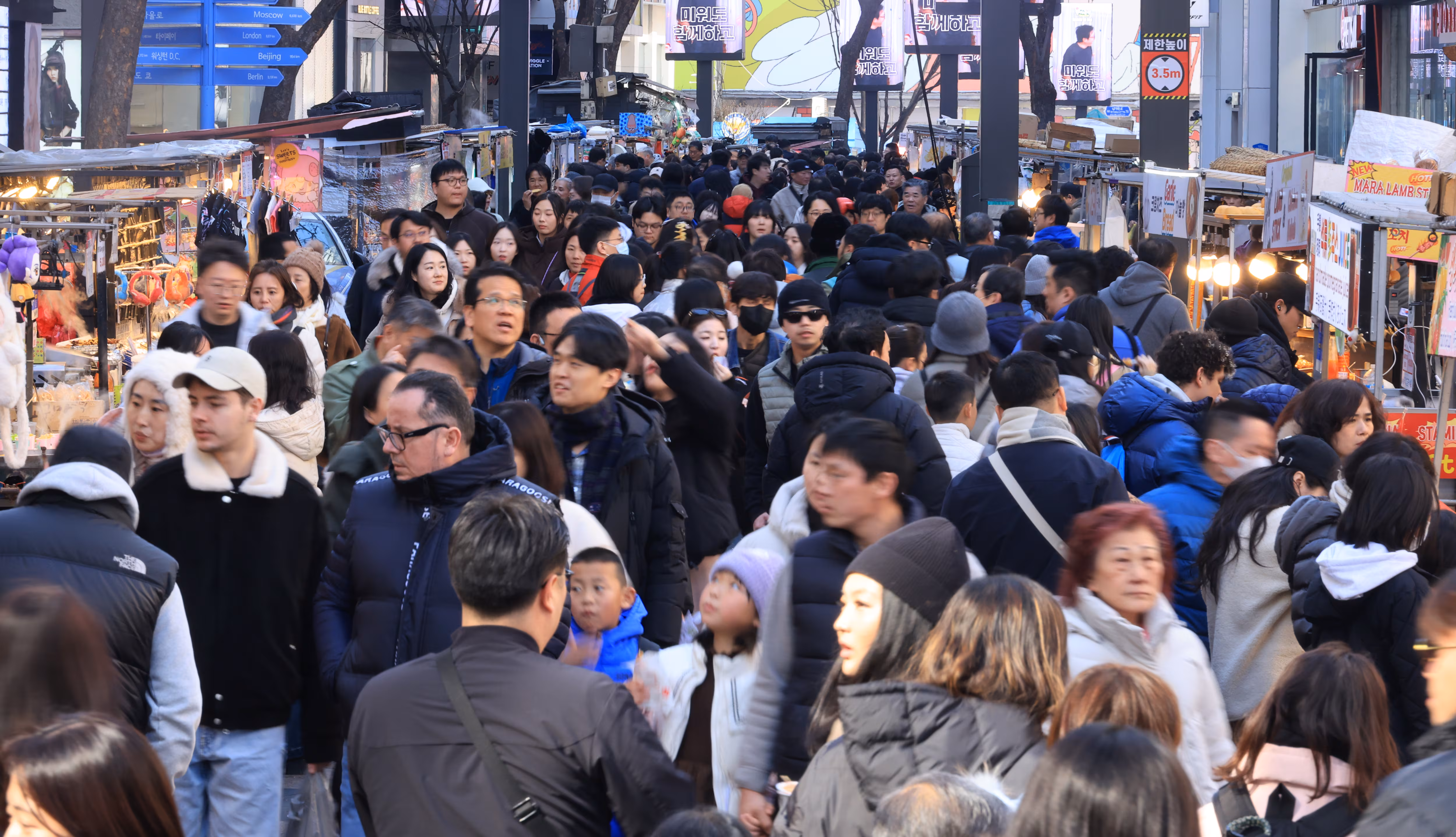 서울 명동거리가 관광객을 비롯한 인파로 붐비고 있다. /연합뉴스
