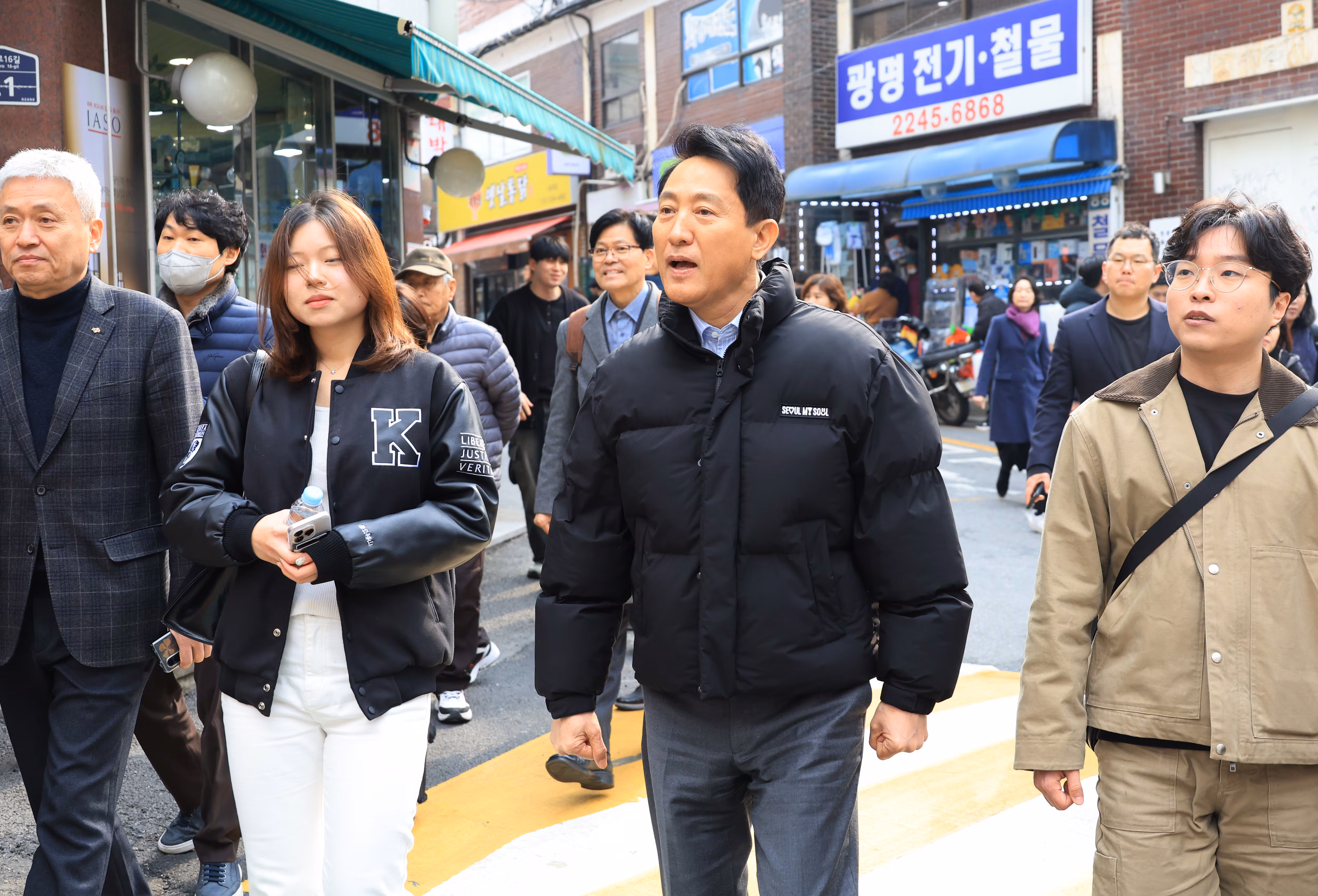 오세훈 서울시장이 9일 전월세 청년 주거난 관련 현장 점검을 위해 서울 동대문구 휘경동 1인 가구 밀집 지역을 방문해 대학생, 취업준비생, 공인중개사 등과 주변을 돌아보고 있다./연합뉴스 