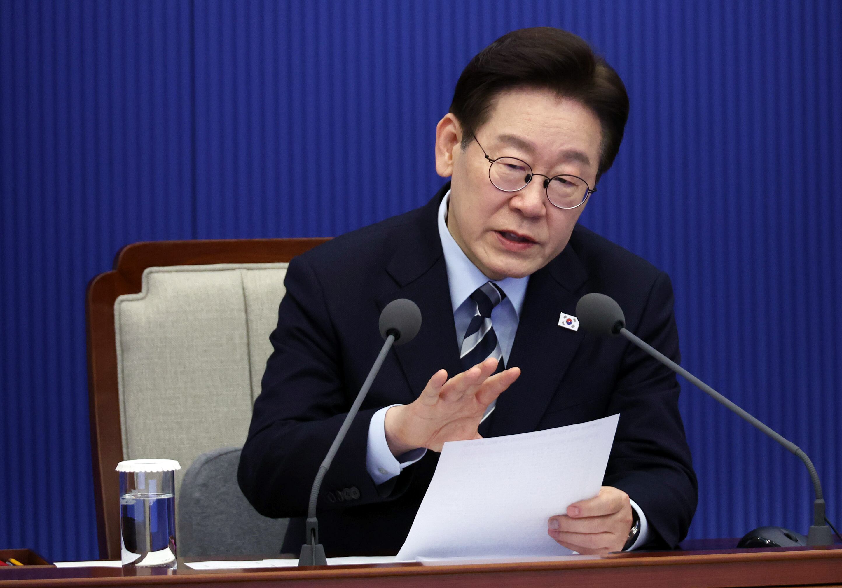 이재명 대통령이 12일 청와대 여민관에서 열린 수석보좌관회의에서 발언하고 있다. .뉴스1
