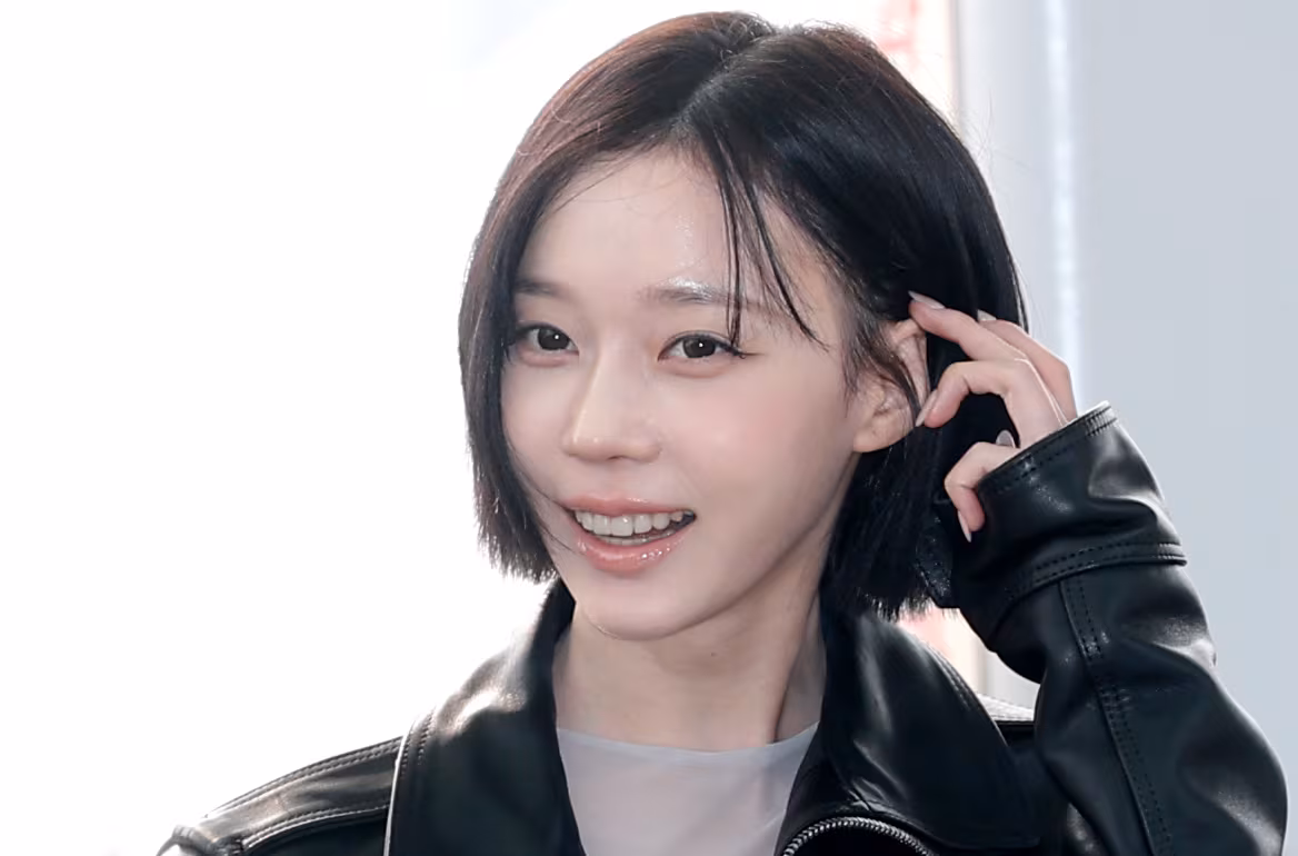 그룹 에스파 윈터가 콘서트를 위해 지난 2월 13일 인천공항을 통해 태국 방콕으로 출국하고 있다. /뉴스1