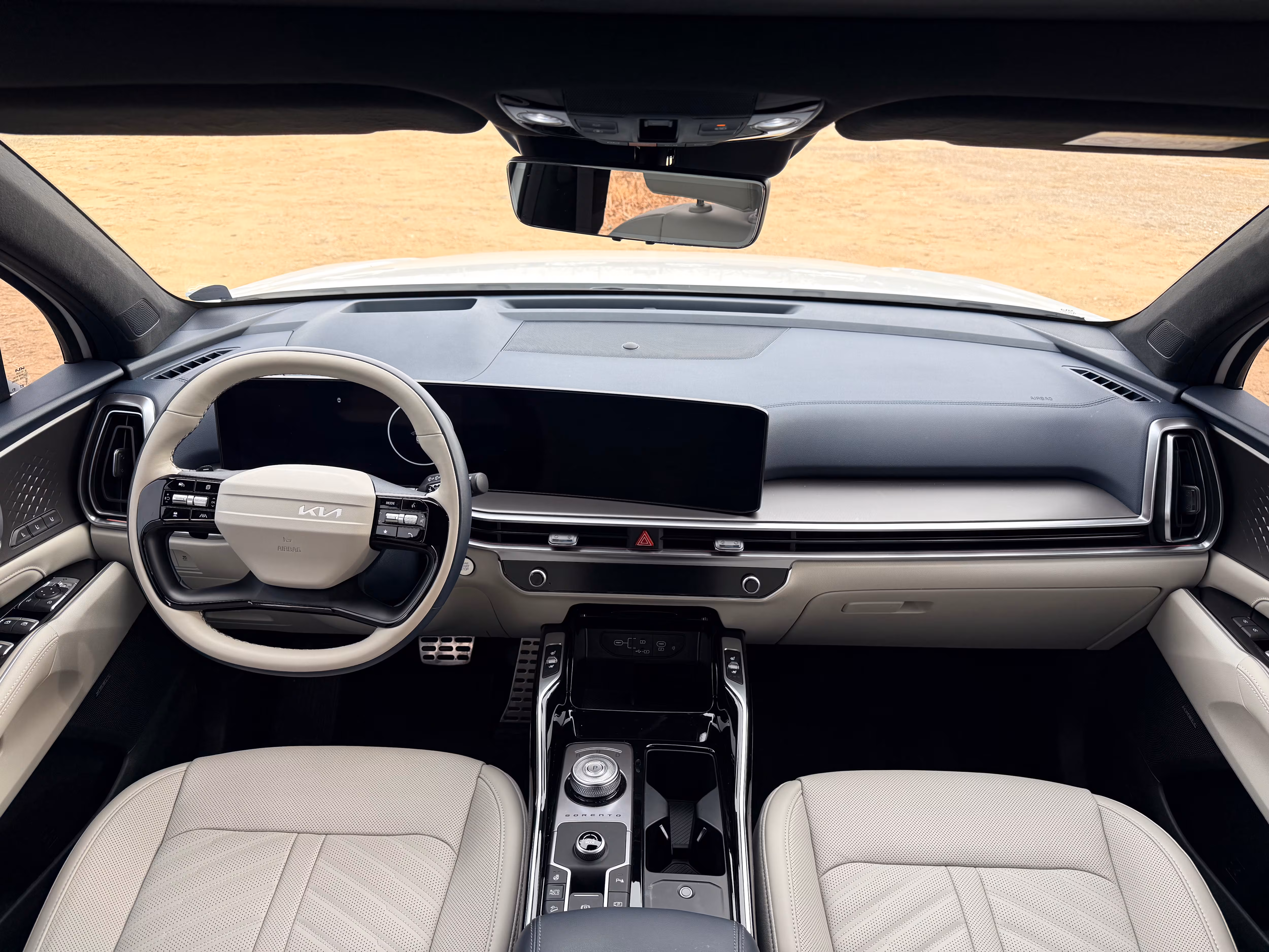 기아의 2026년형 ‘쏘렌토 1.6 가솔린 터보 하이브리드’ 내부. 스티어링 휠 디자인이 바뀌었고, 앰비언트 라이트도 1열 도어까지 확장됐다./이윤정 기자
