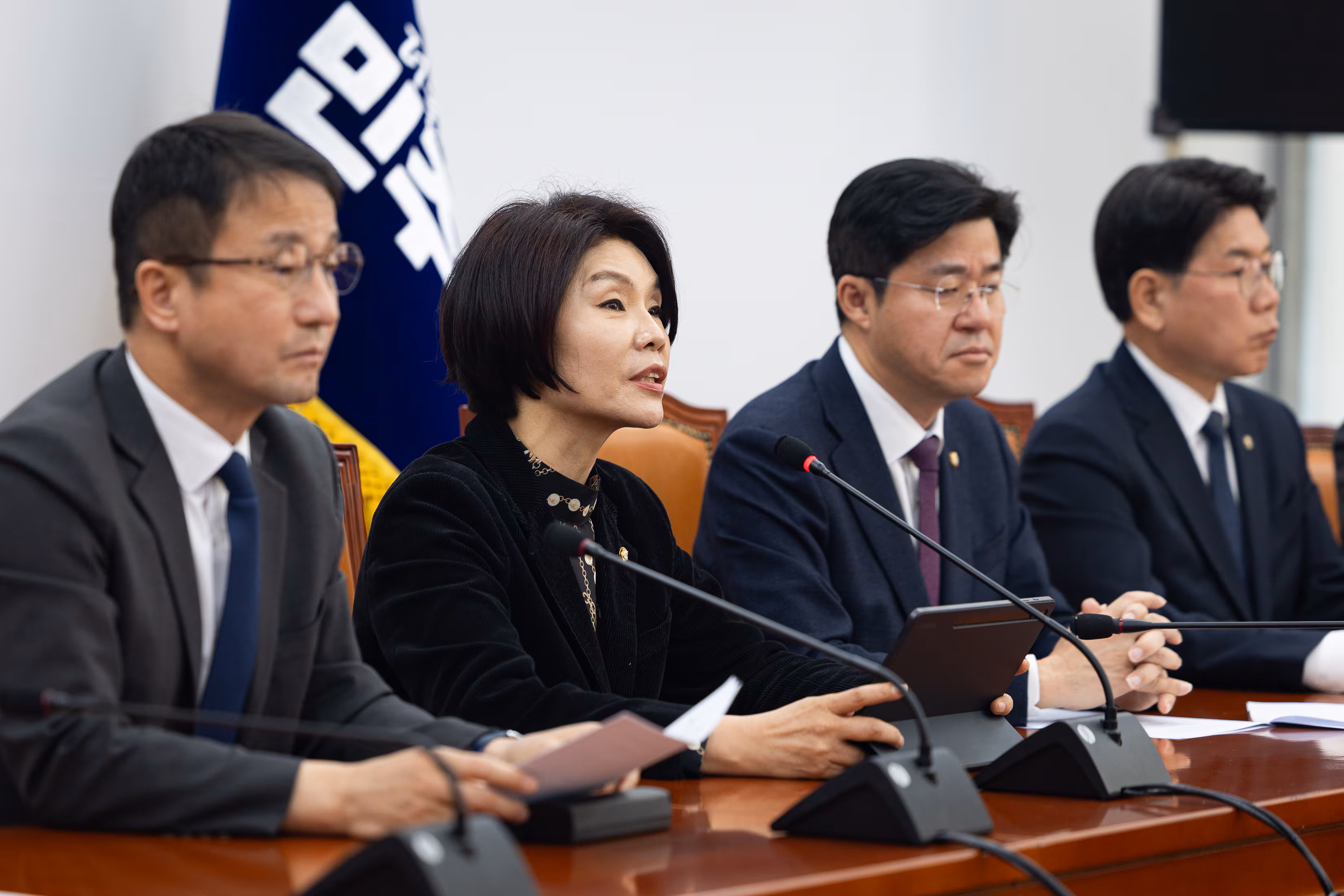한정애 더불어민주당 정책위의장이 10일 서울 여의도 국회에서 열린 원내대책회의에서 모두 발언을 하고 있다./뉴스1
