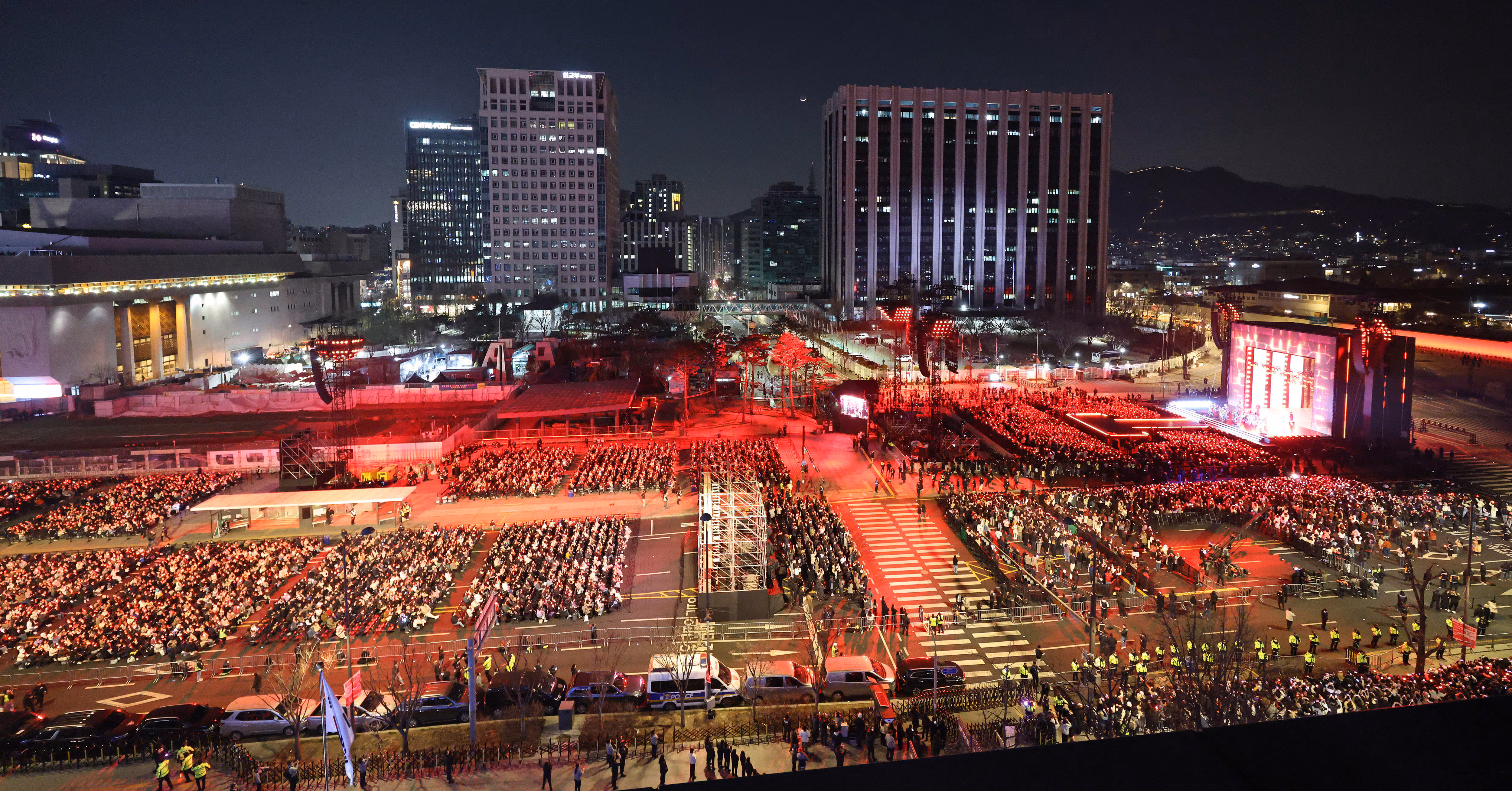 그룹 방탄소년단(BTS)이 지난 21일 오후 서울 광화문 광장에서 정규 5집 '아리랑(ARIRANG)' 앨범 발매를 기념해 컴백 무대를 선보이고 있다. /뉴스1