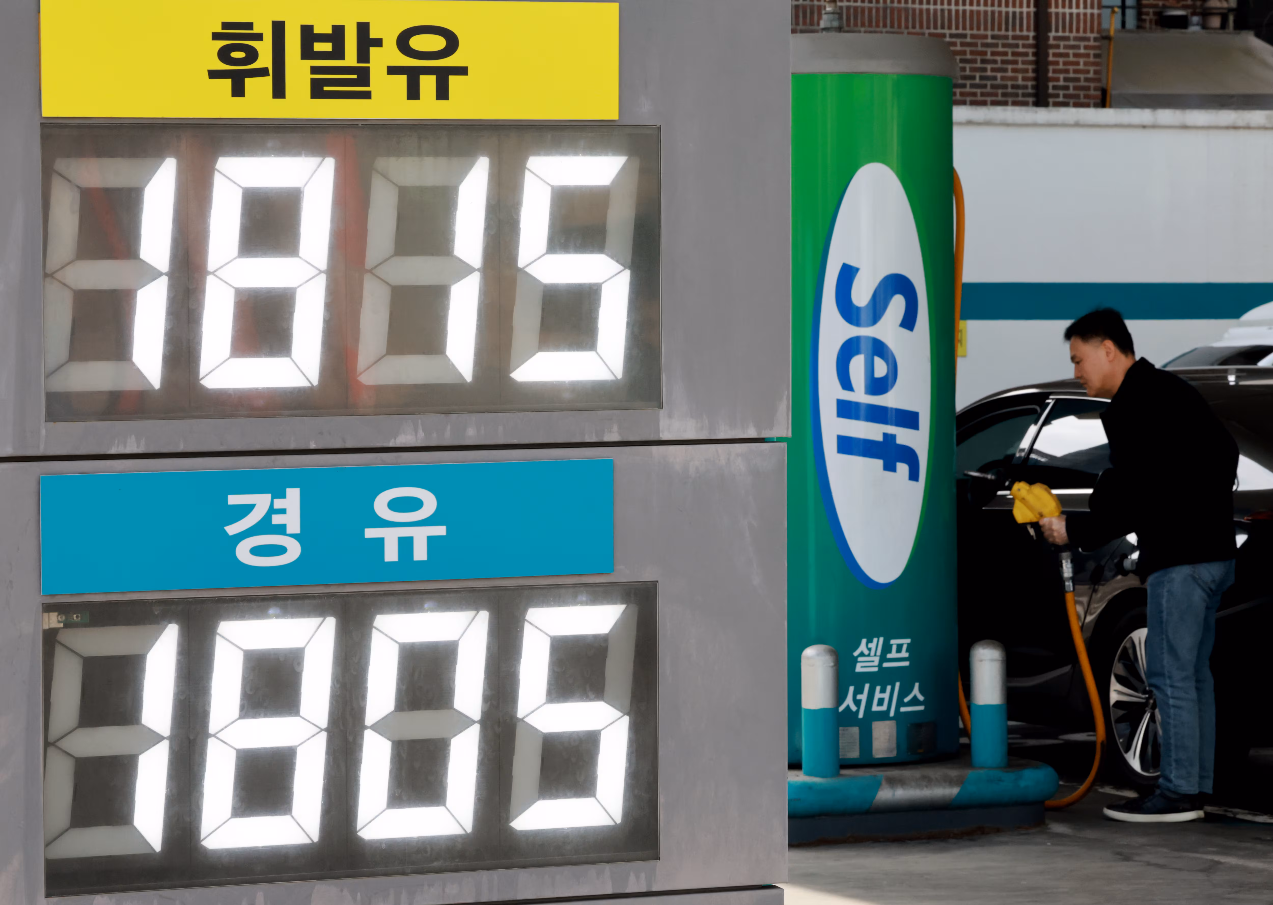25일 서울 시내의 한 주유소의 모습. /뉴스1