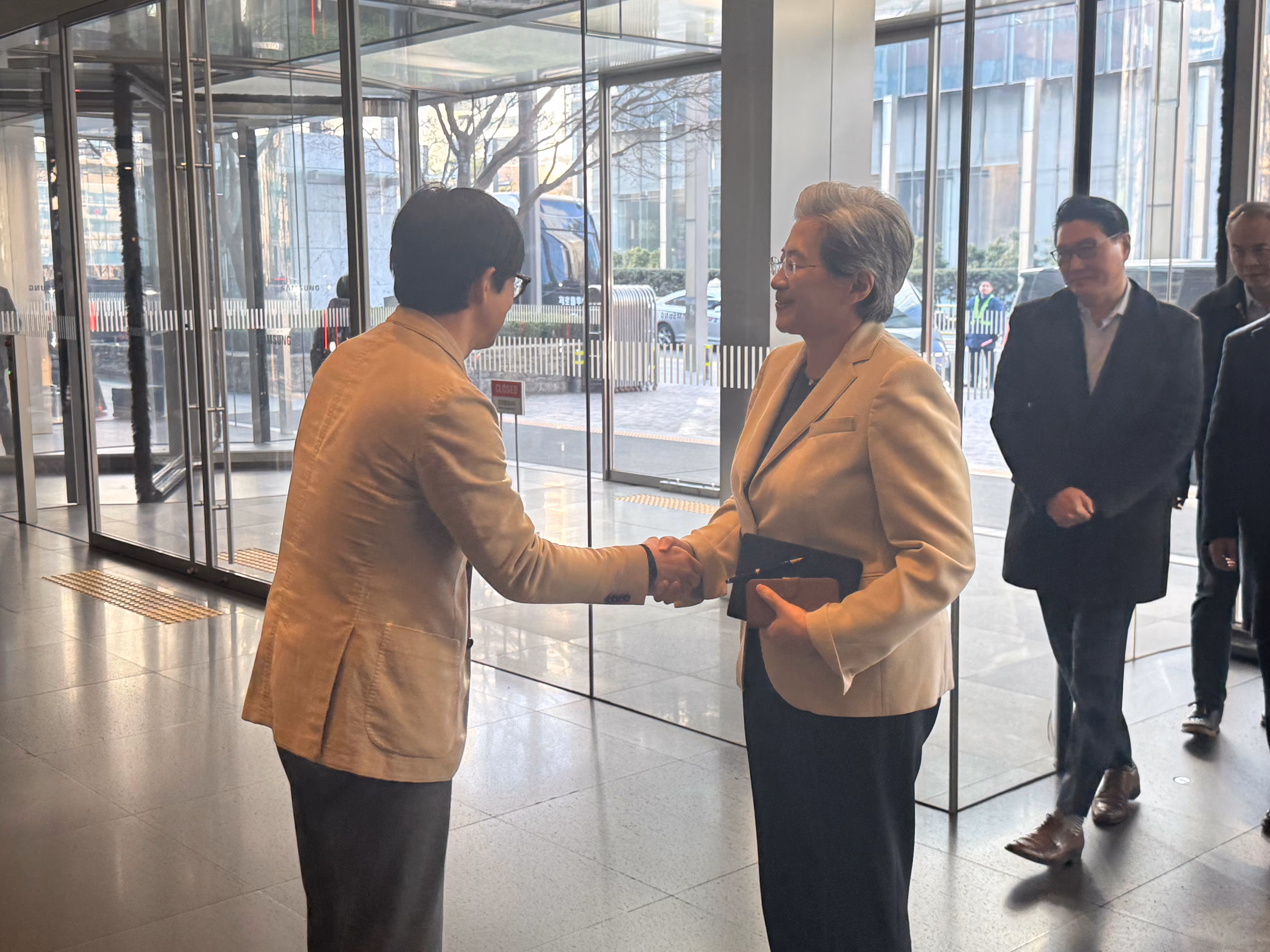 리사 수 AMD CEO가 19일 오전 삼성전자 서초 사옥에서 김정현 삼성전자 모바일경험(MX)사업부 부사장(왼쪽)과 악수를 하고 있다./뉴스1 