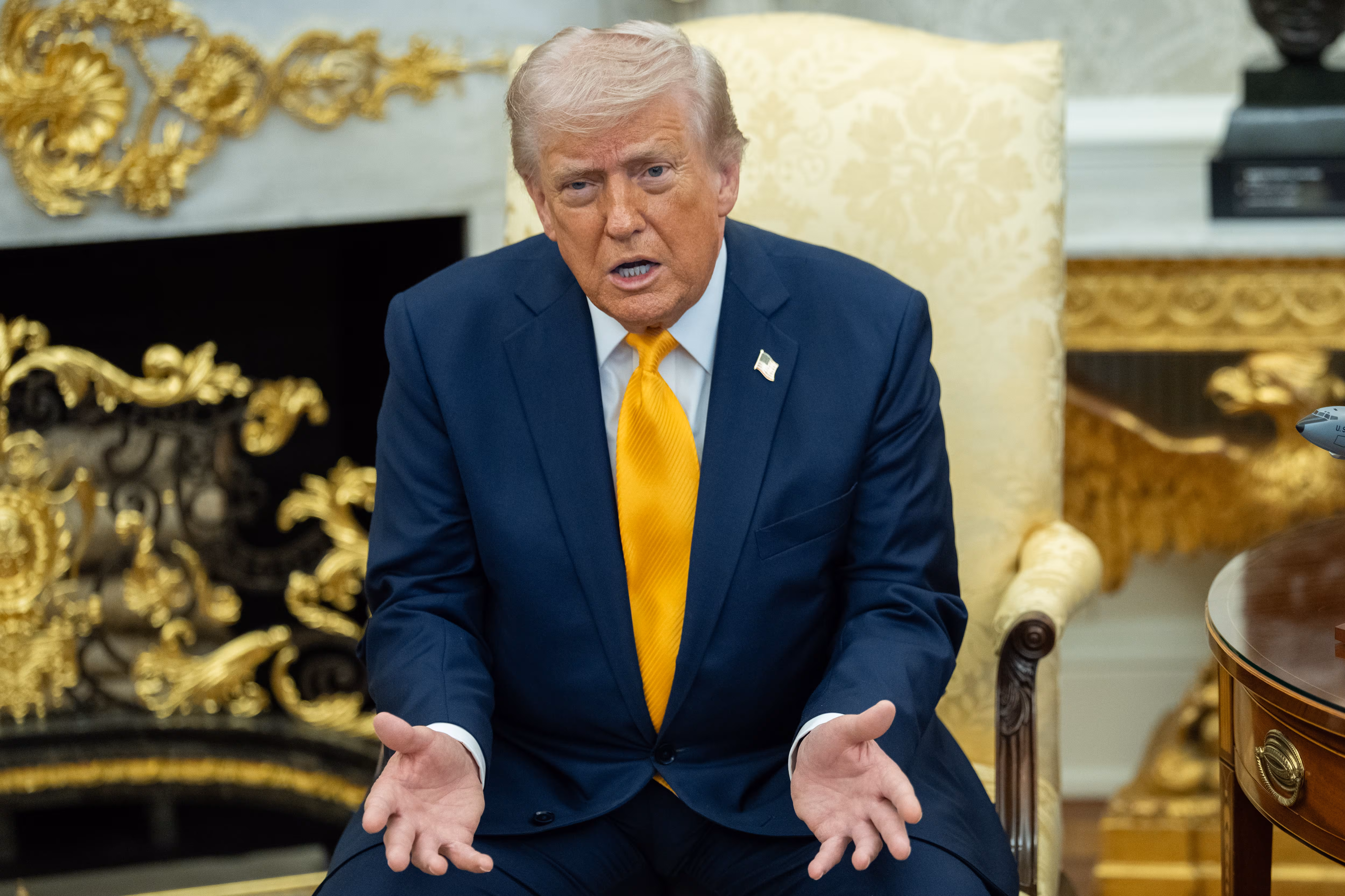 19일 미국 워싱턴 DC 백악관 집무실에서 일본 총리와 양자 회담 중인 도널드 트럼프 미국 대통령. /연합뉴스