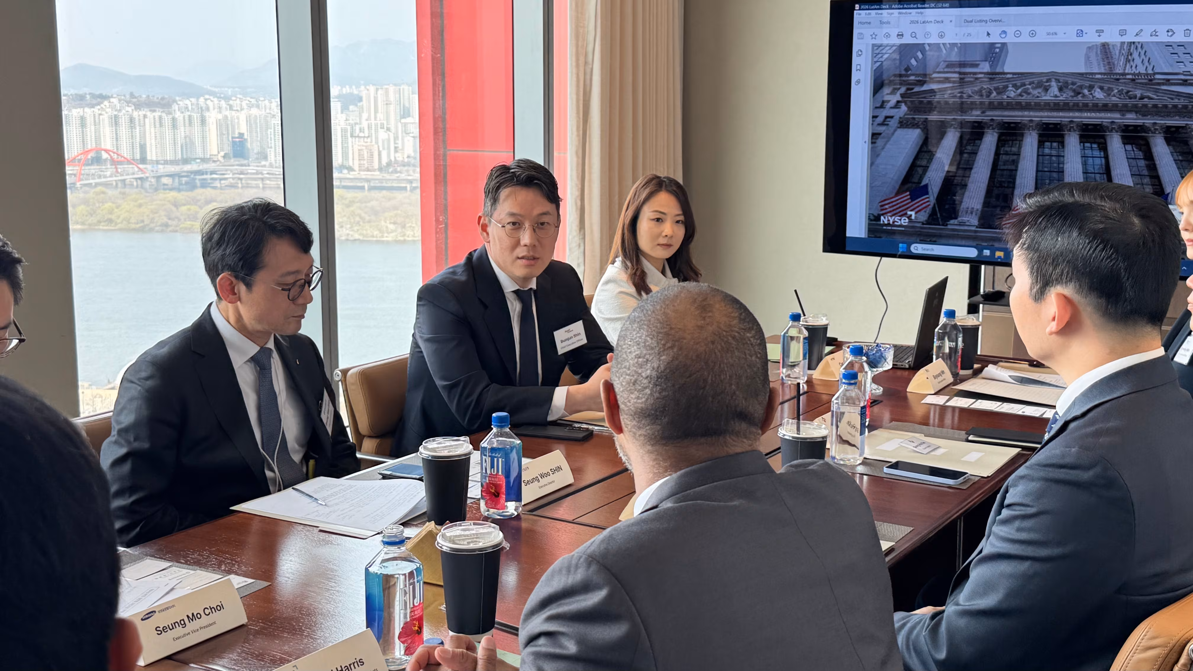 신범준 바이셀스탠다드 대표가 24일 서울 여의도에서 열린 '뉴욕증권거래소(NYSE)-한국 기업 간 글로벌 자본시장 전략 대화'에 참석해 마이클 해리스 NYSE 부회장과 글로벌 토큰증권 시장 동향에 대해 의견을 나누고 있다. /피어스베일 제공