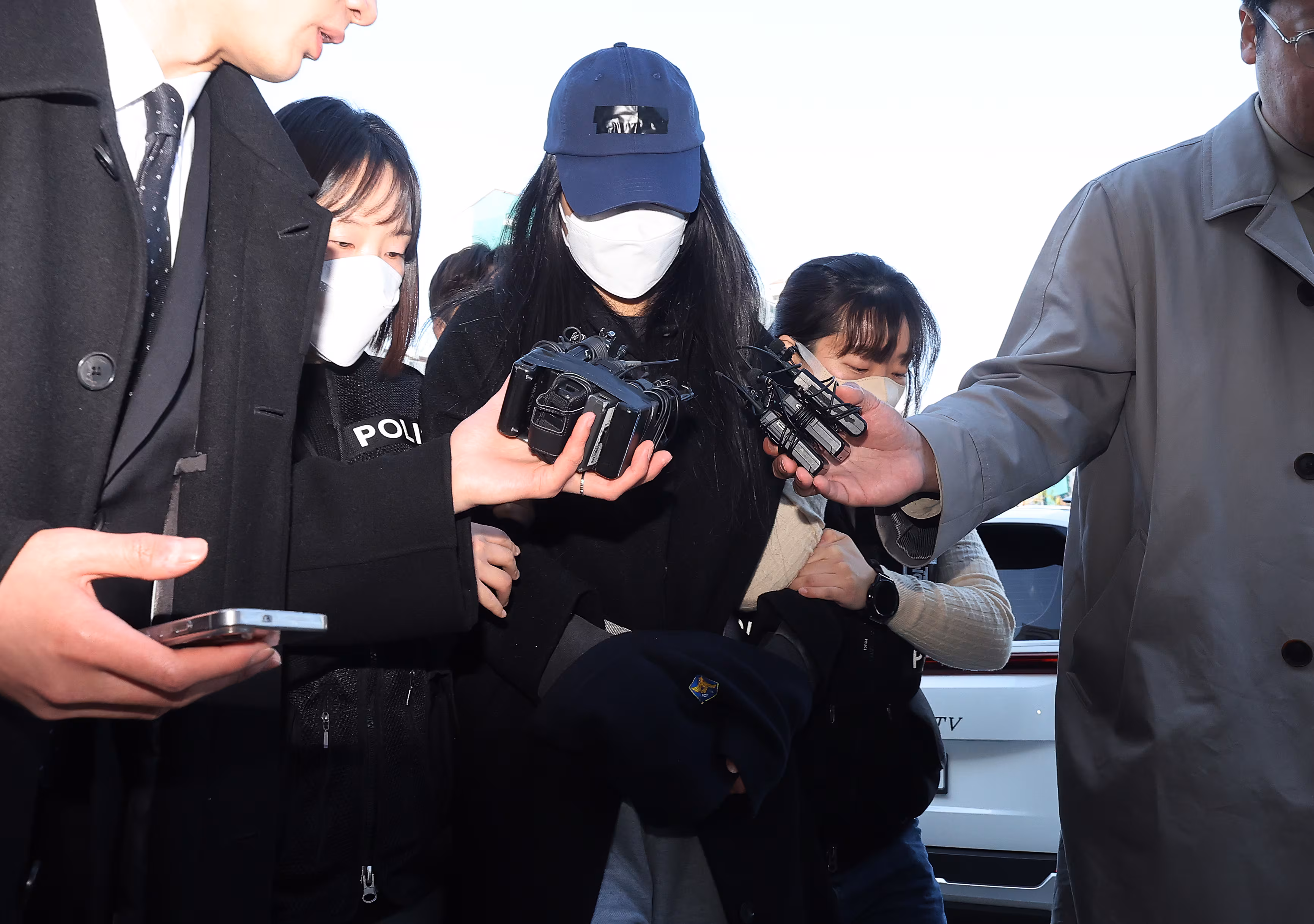 세 살배기 딸을 학대해 숨지게 한 30대 여성 A 씨가 지난 19일 경기 안산시 단원구 수원지방법원 안산지원에서 열린 구속 전 피의자 심문(영장실질심사)에 출석하고 있다. .뉴스1