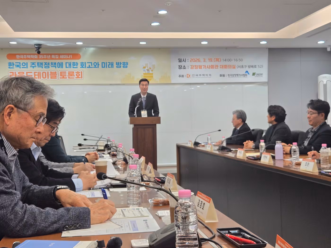 진창하 한국주택학회 회장이 19일 서울 서초구 감정평가사회관 대회의실에서 ‘한국의 주택정책에 대한 회고와 미래 방향’을 주제로 열린 세미나에서 발언하고 있다. /정민하 기자