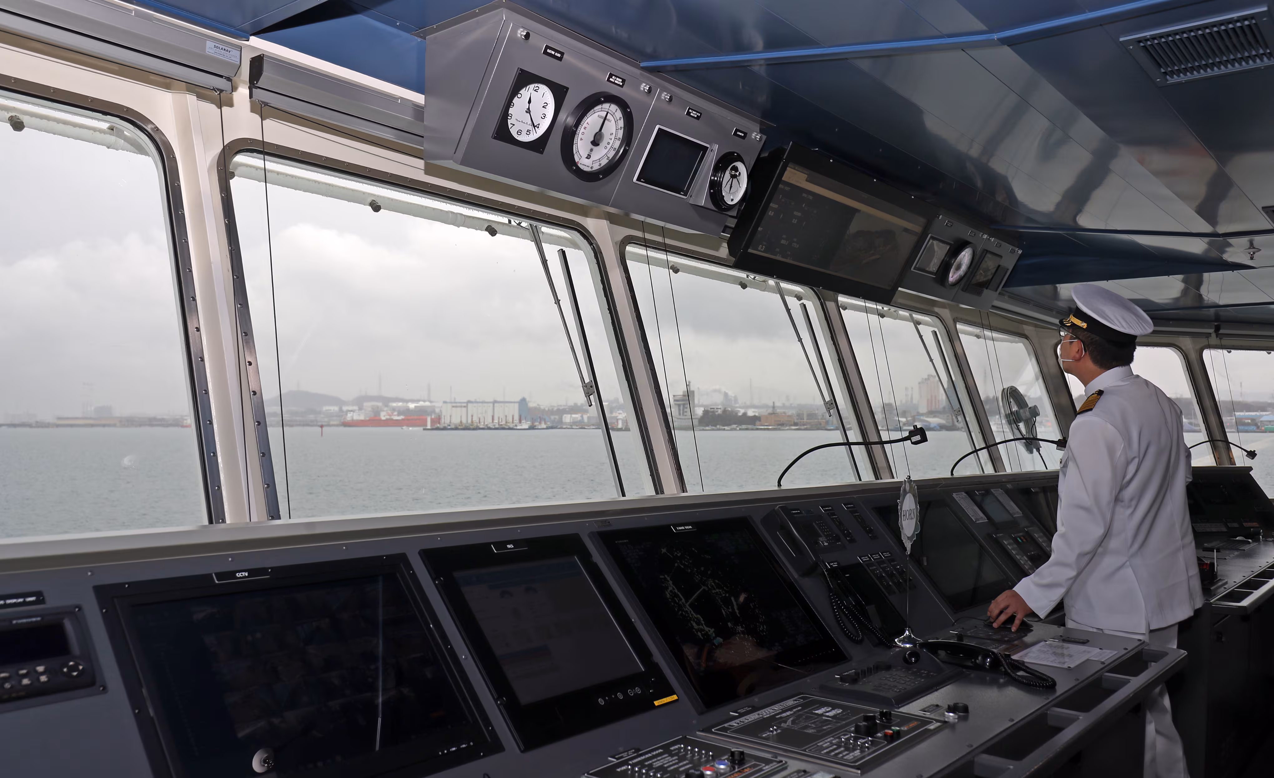 HD현대가 2022년 국내 최초로 건조한 직류 기반 전기추진선 ‘울산 태화호’의 조타실 모습. /뉴스1