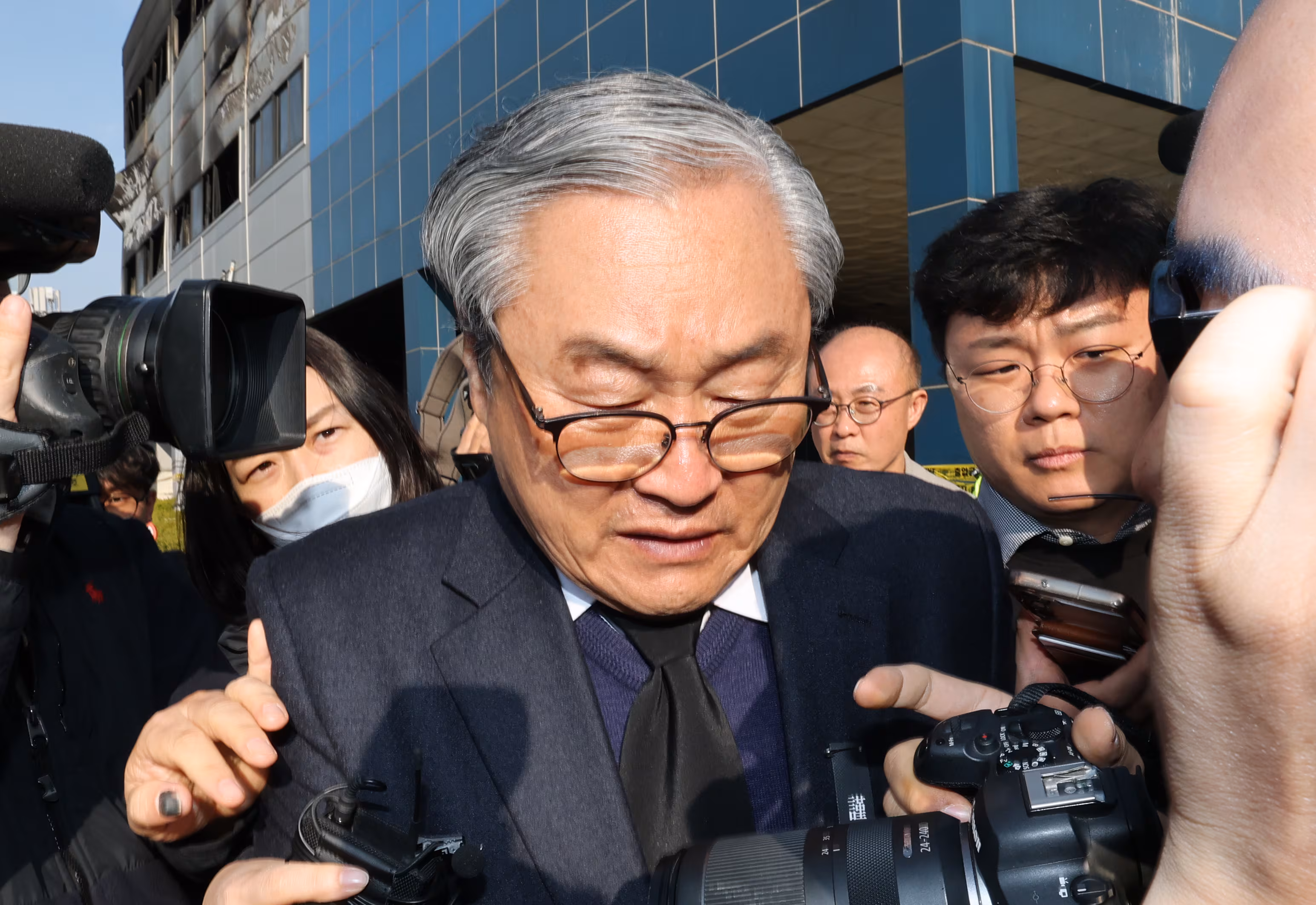 손주환 안전공업 대표가 지난 23일 경찰·대전노동청 관계자들이 화재로 74명의 인명피해가 발생한 대전 대덕구 안전공업에 대해 압수수색을 진행하는 안전공업 사무실을 나서고 있다. /뉴스1